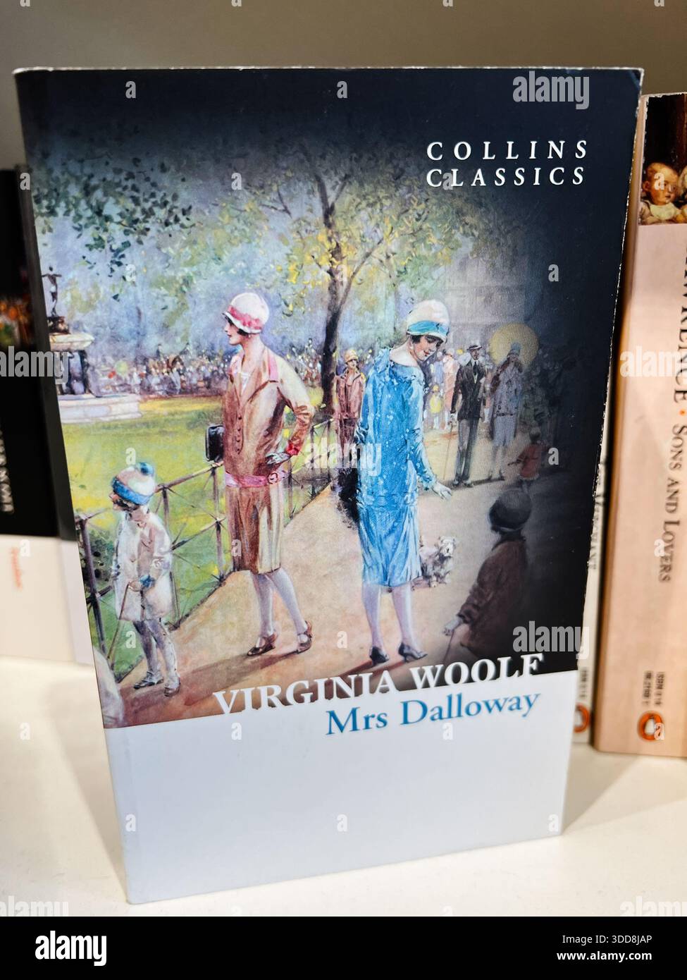 Londra, Regno Unito - 12 dicembre 2025: Copertina dell'edizione Collins Classics per Mrs Dalloway con donne eleganti in un parco. Virginia Woolf Foto Stock
