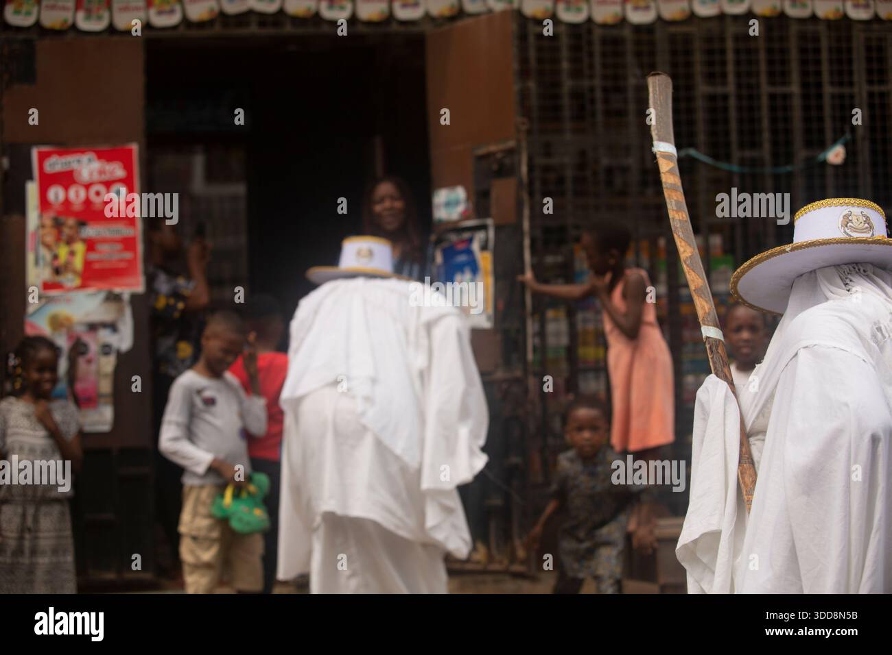 Eyo Adamu Orisha prega attraverso Lagos Street durante l'Eyo Festival a Lagos in Nigeria. Foto Stock