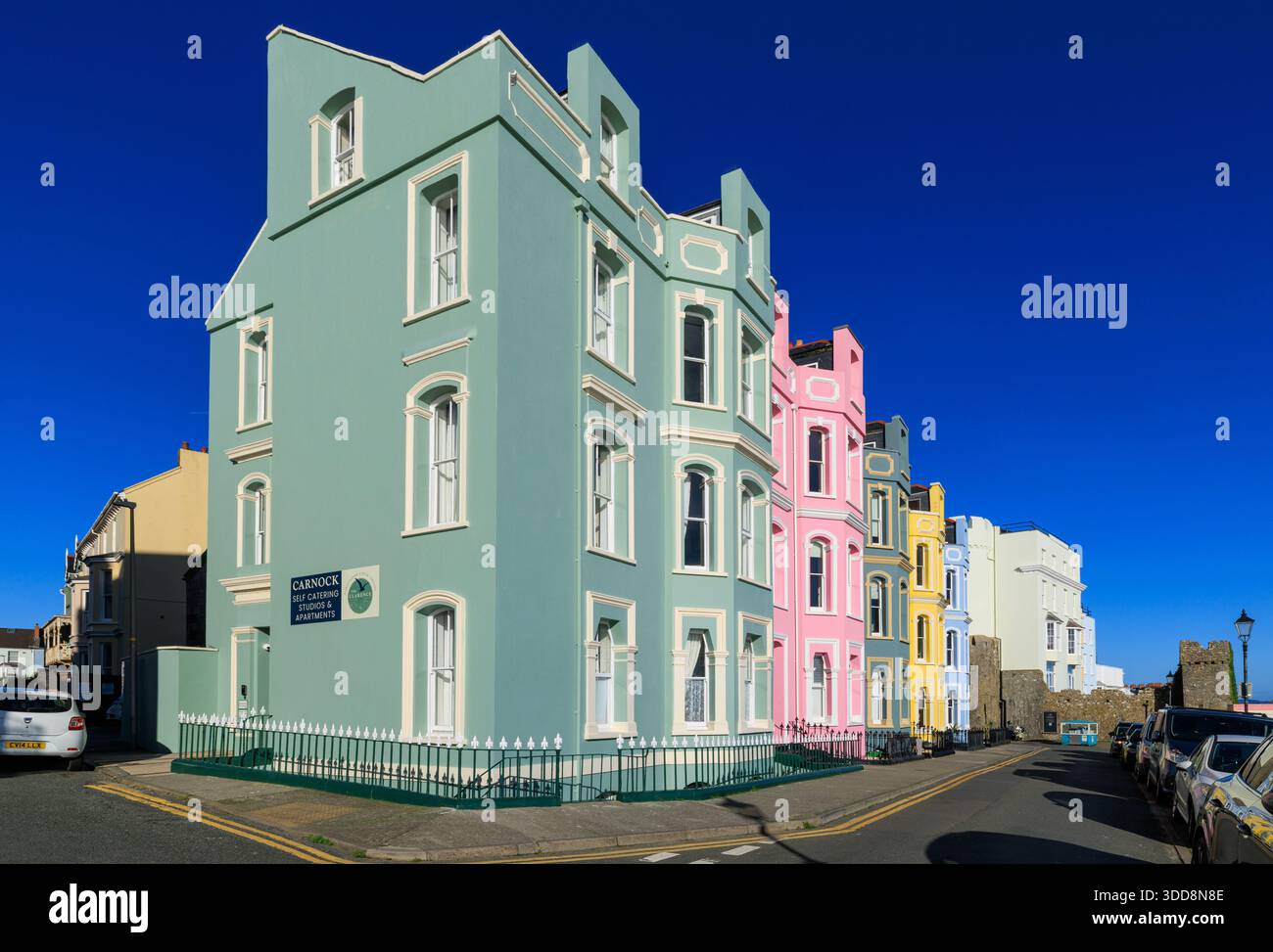 Edifici colorati lungo l'Esplanade a Tenby, Galles, Pembrokeshire, Galles Foto Stock