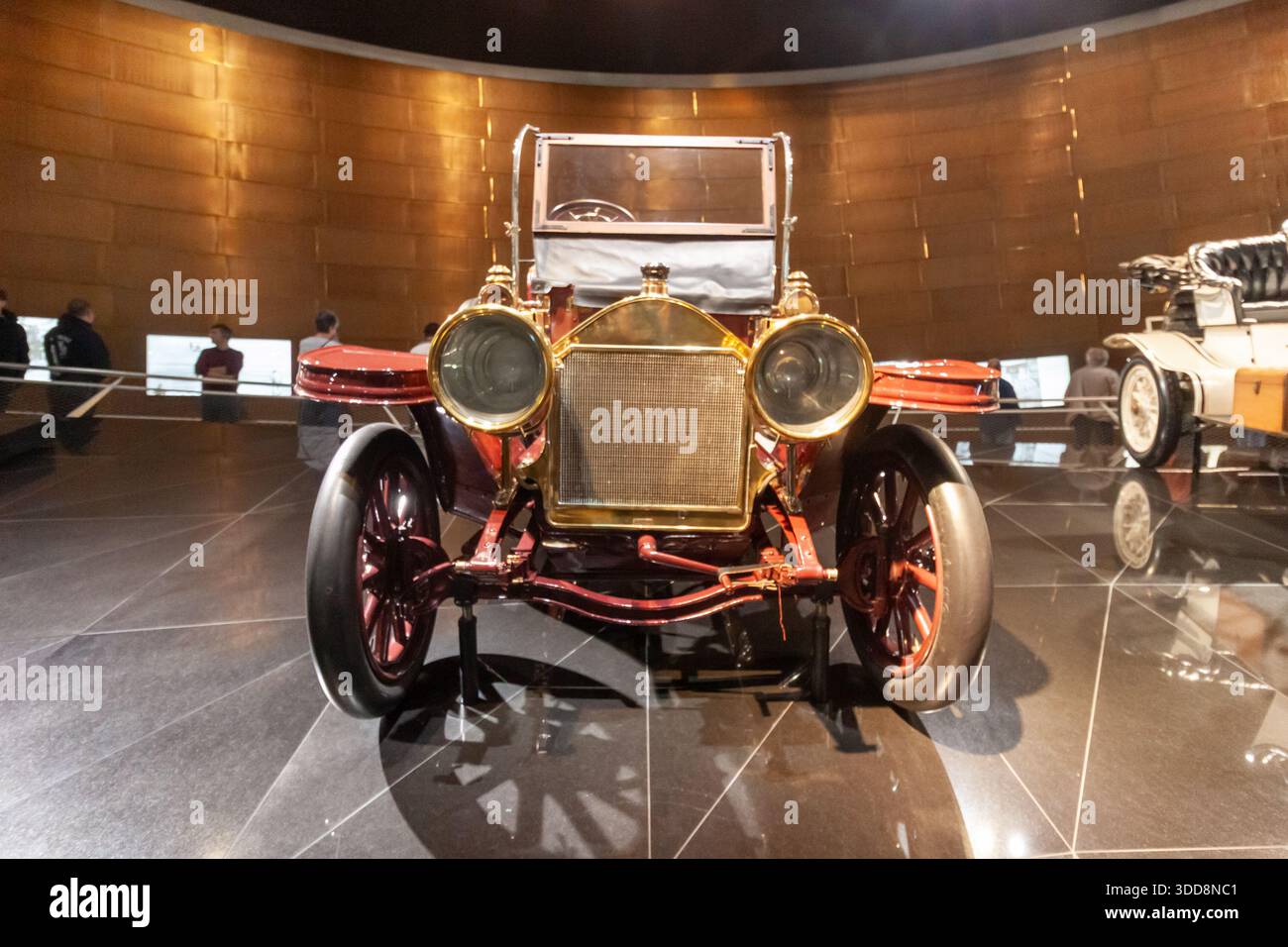 STOCCARDA, GERMANIA - 18 OTTOBRE 2025: Vista frontale di un'auto d'epoca in ottone risalente all'inizio del XX secolo con grandi fari rotondi e un radiatore, esposta Foto Stock