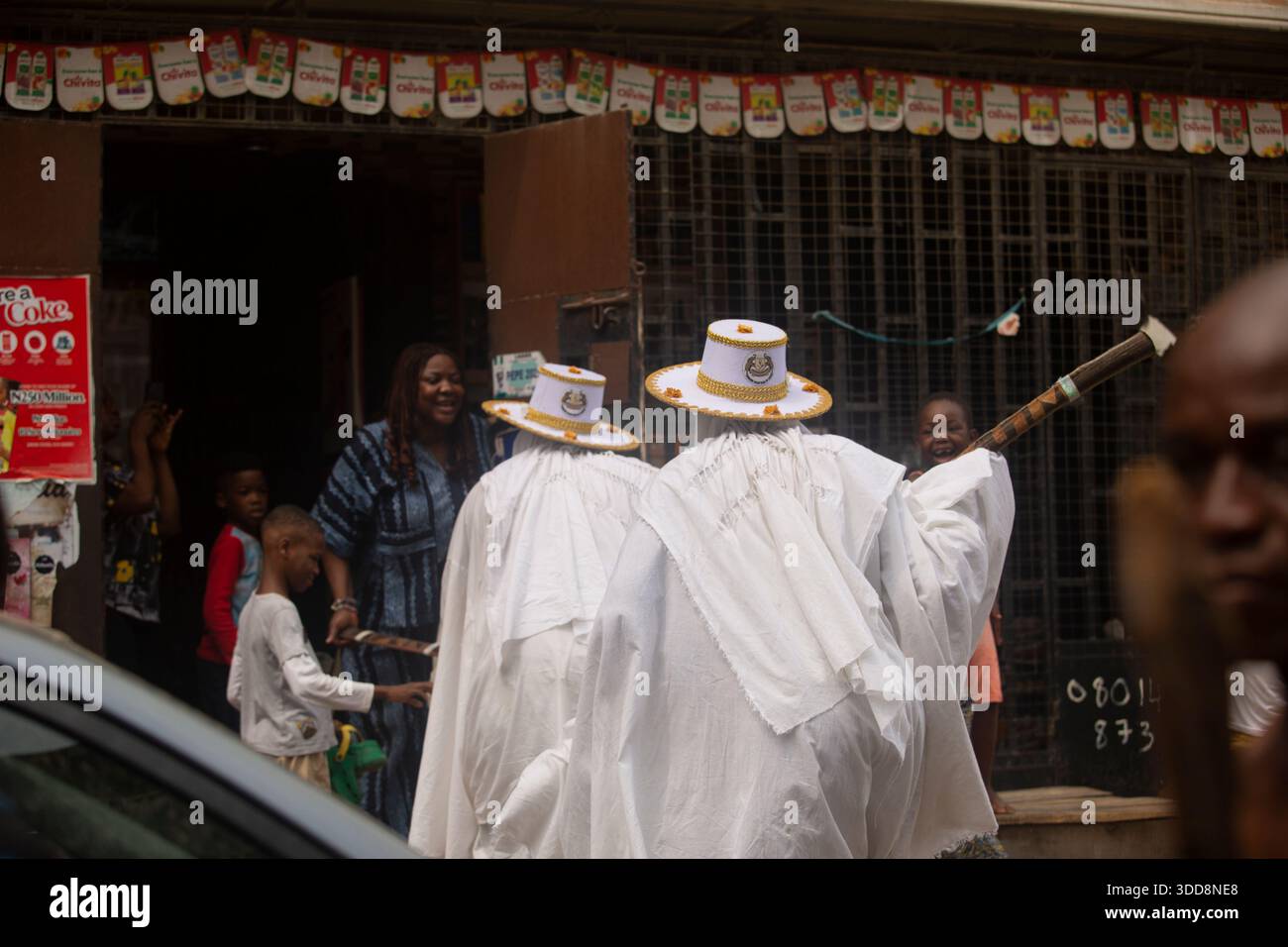 Eyo Adamu Orisha prega attraverso Lagos Street durante l'Eyo Festival a Lagos in Nigeria. Foto Stock
