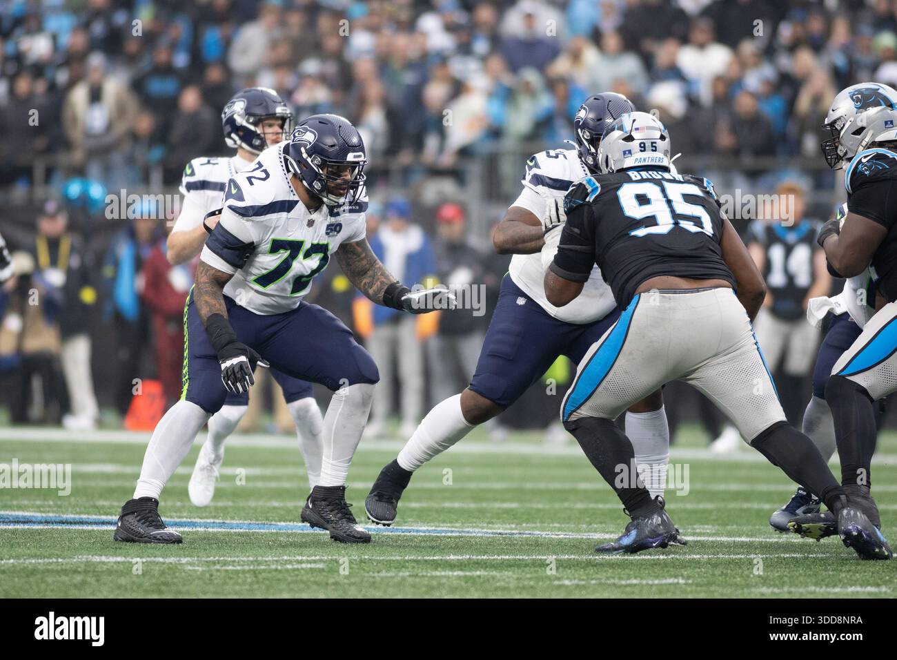 Charlotte, Stati Uniti d'America. 28 dicembre 2025. L'offensive tackle dei Seattle Seahawks Abraham Lucas (72) allestì un blocco al Bank of America Stadium di Charlotte, North Carolina, il 28 dicembre 2025. (Foto di Jonathan Huff/Sipa USA) credito: SIPA USA/Alamy Live News Foto Stock