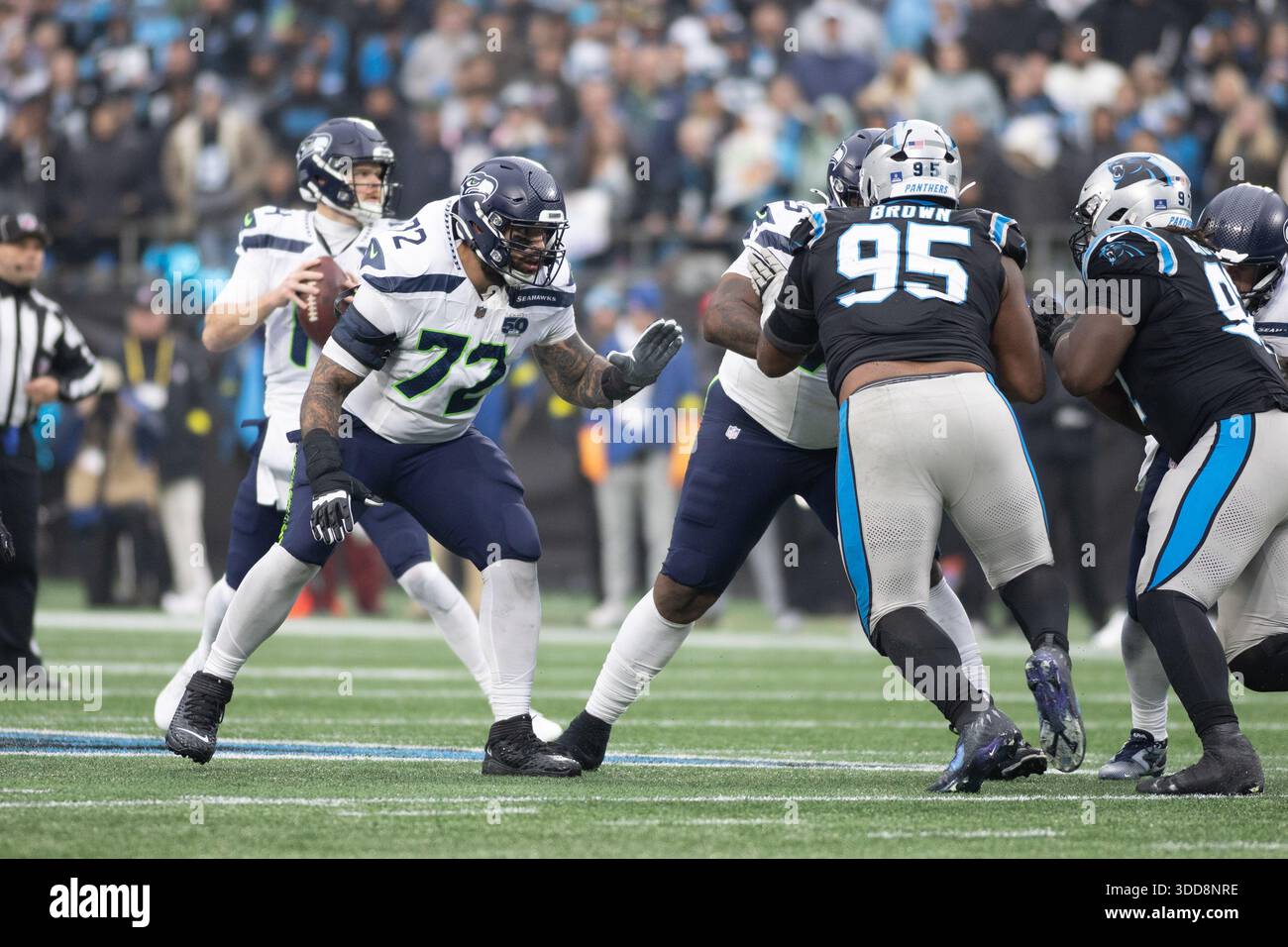 Charlotte, Stati Uniti d'America. 28 dicembre 2025. L'offensive tackle dei Seattle Seahawks Abraham Lucas (72) allestì un blocco al Bank of America Stadium di Charlotte, North Carolina, il 28 dicembre 2025. (Foto di Jonathan Huff/Sipa USA) credito: SIPA USA/Alamy Live News Foto Stock