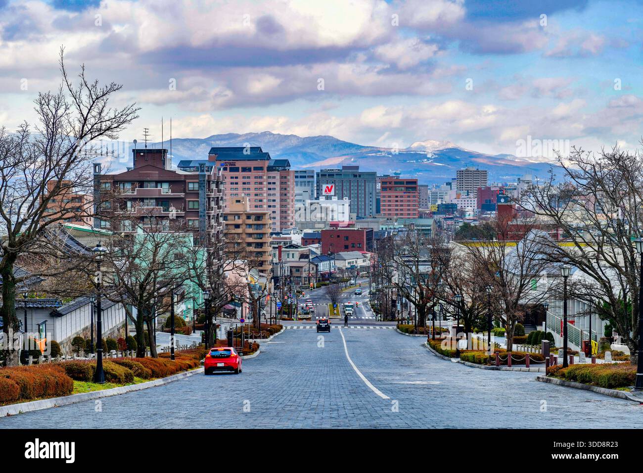 Hakodate, Giappone - 16 dicembre 2025: Veduta del pendio di Kaiko Street in serata, popolare punto panoramico nella città di Hakodate, Hokkaido, Giappone Foto Stock