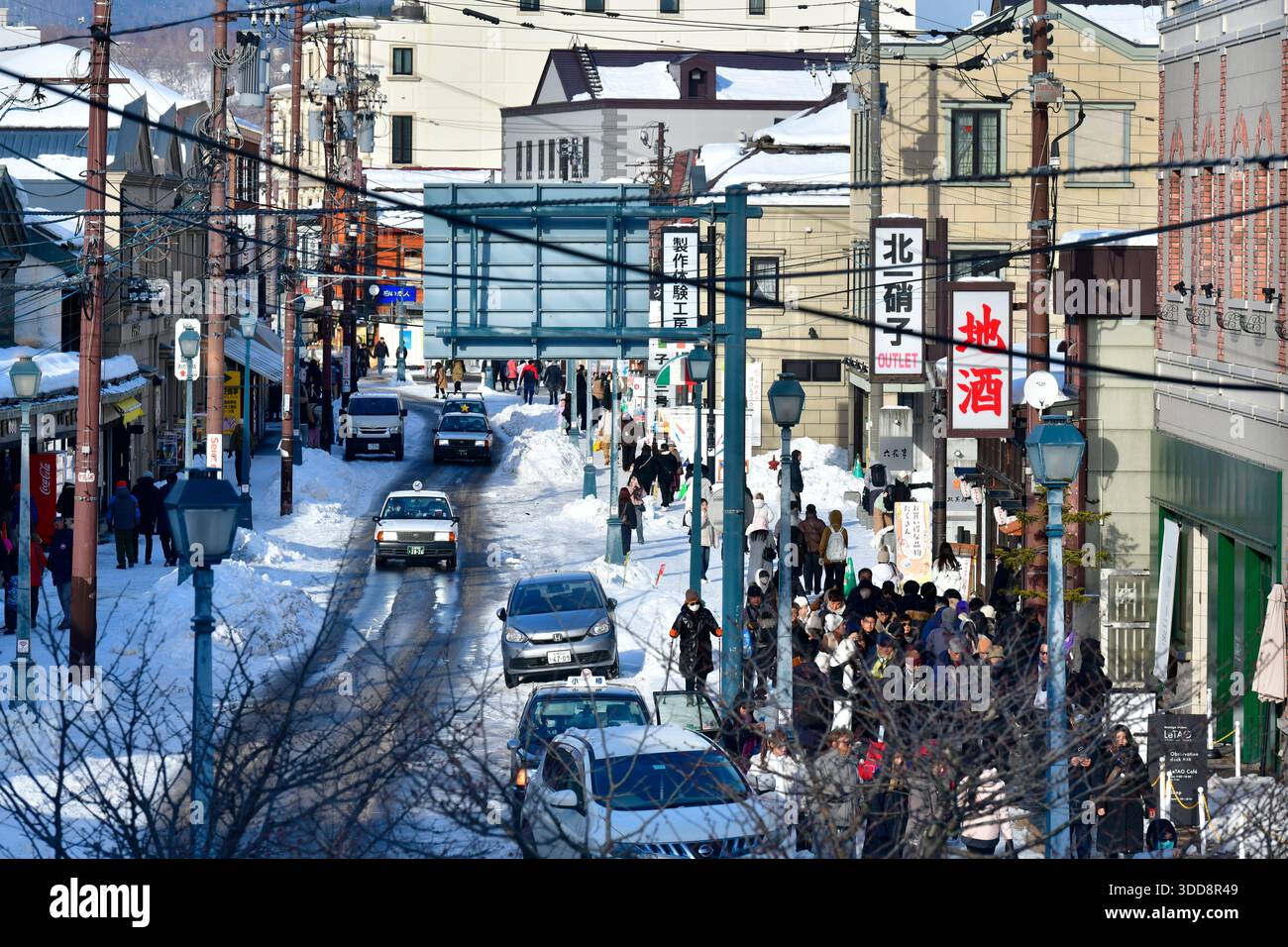 Otaru, Giappone - 18 dicembre 2025 : i turisti camminano e fanno shopping lungo il mercato al dettaglio di via Sakaimachi in una strada mercantile conservata è un turista Foto Stock