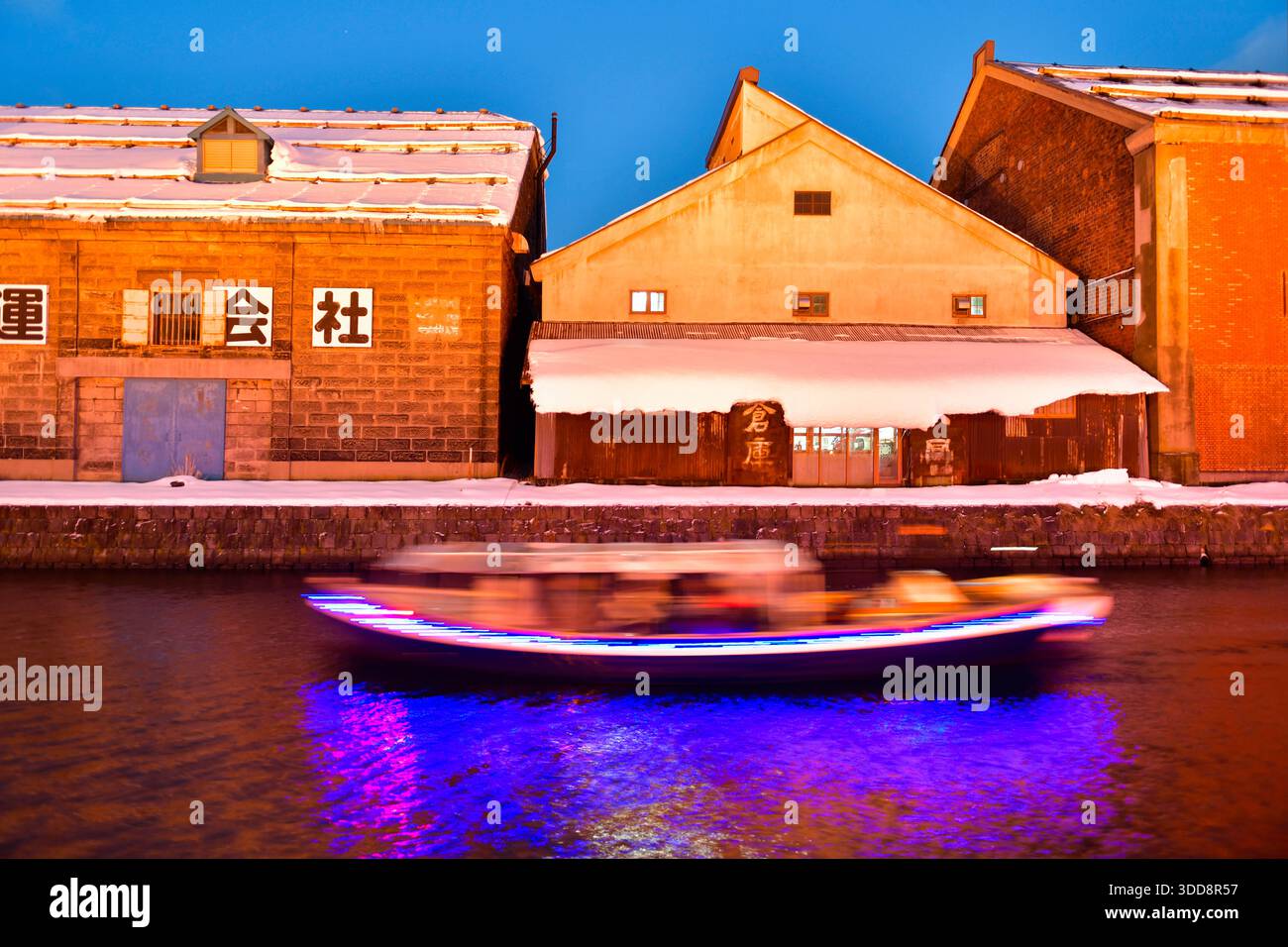 Il canale dell'acqua di Otaru e gli edifici lungo il lungomare all'aperto in inverno di notte a Hokkaido, Otaru, Giappone Foto Stock