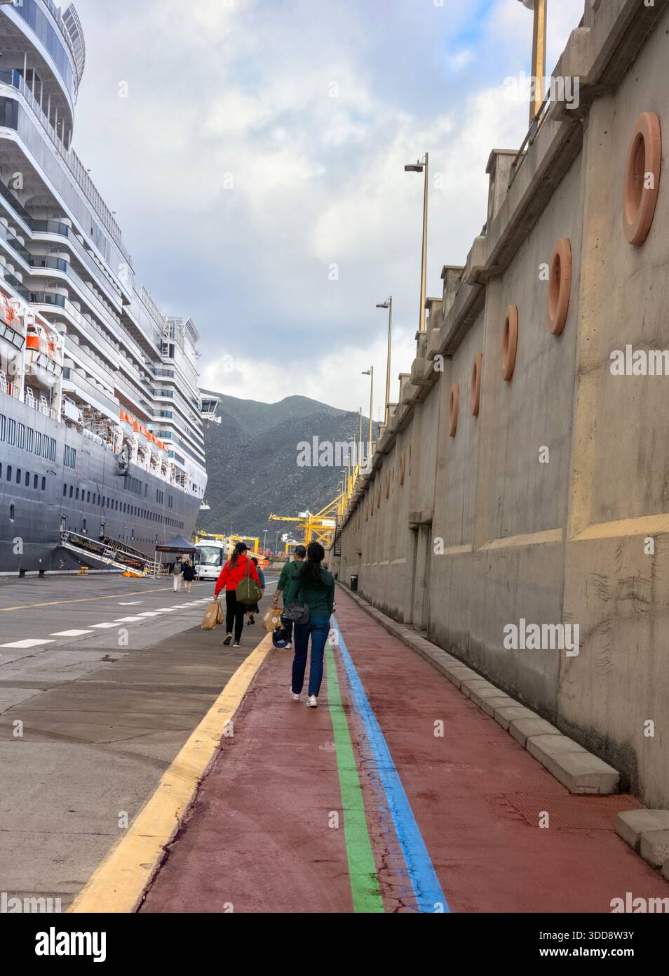 Porto di Santa Cruz de Tenerife, persone che camminano lungo il molo e ritornano alla loro nave da crociera Foto Stock