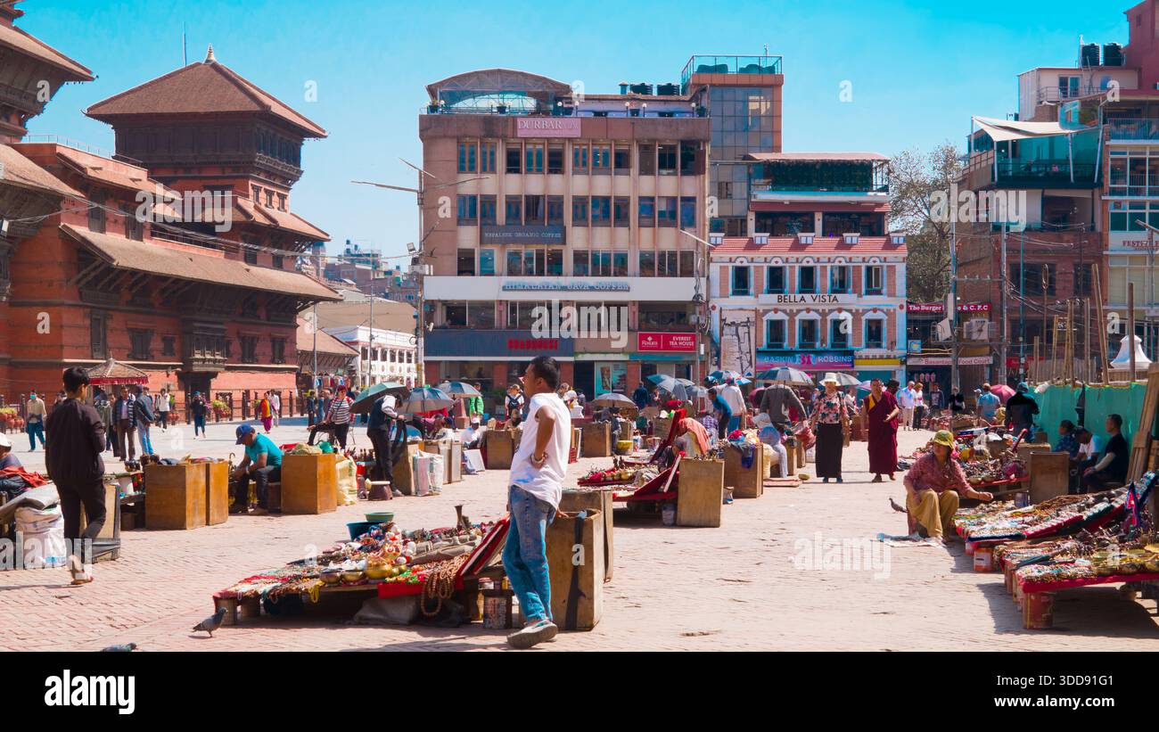 Vivace piazza del mercato con venditori ambulanti ed edifici tradizionali, che catturano la vivace vita locale e l'architettura culturale. Foto Stock