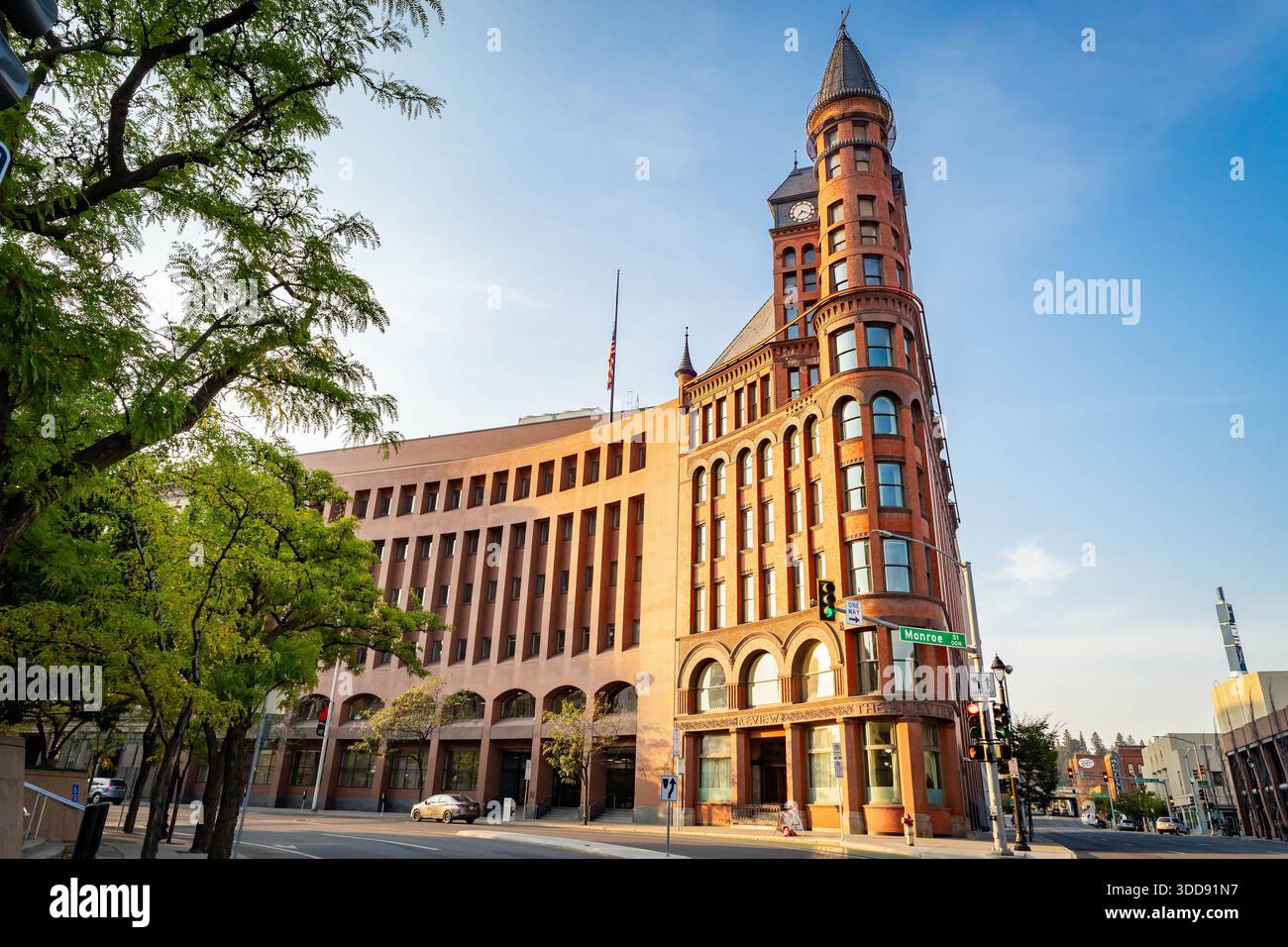 Spokane, Washington, USA - 2 settembre 2025: La maestosa Torre di revisione, portavoce del revival romanico del 1891, è un orgoglioso punto di riferimento storico sullo skyline di Spokane A. Foto Stock