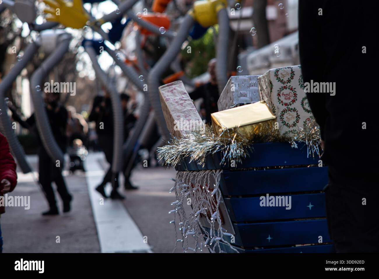 Viladecans, Barcellona, Spagna, 28 dicembre 2025: Festa della settimana di Natale con una sfilata di burattini giganti alti oltre 4 metri, rivolti ai bambini. Foto Stock