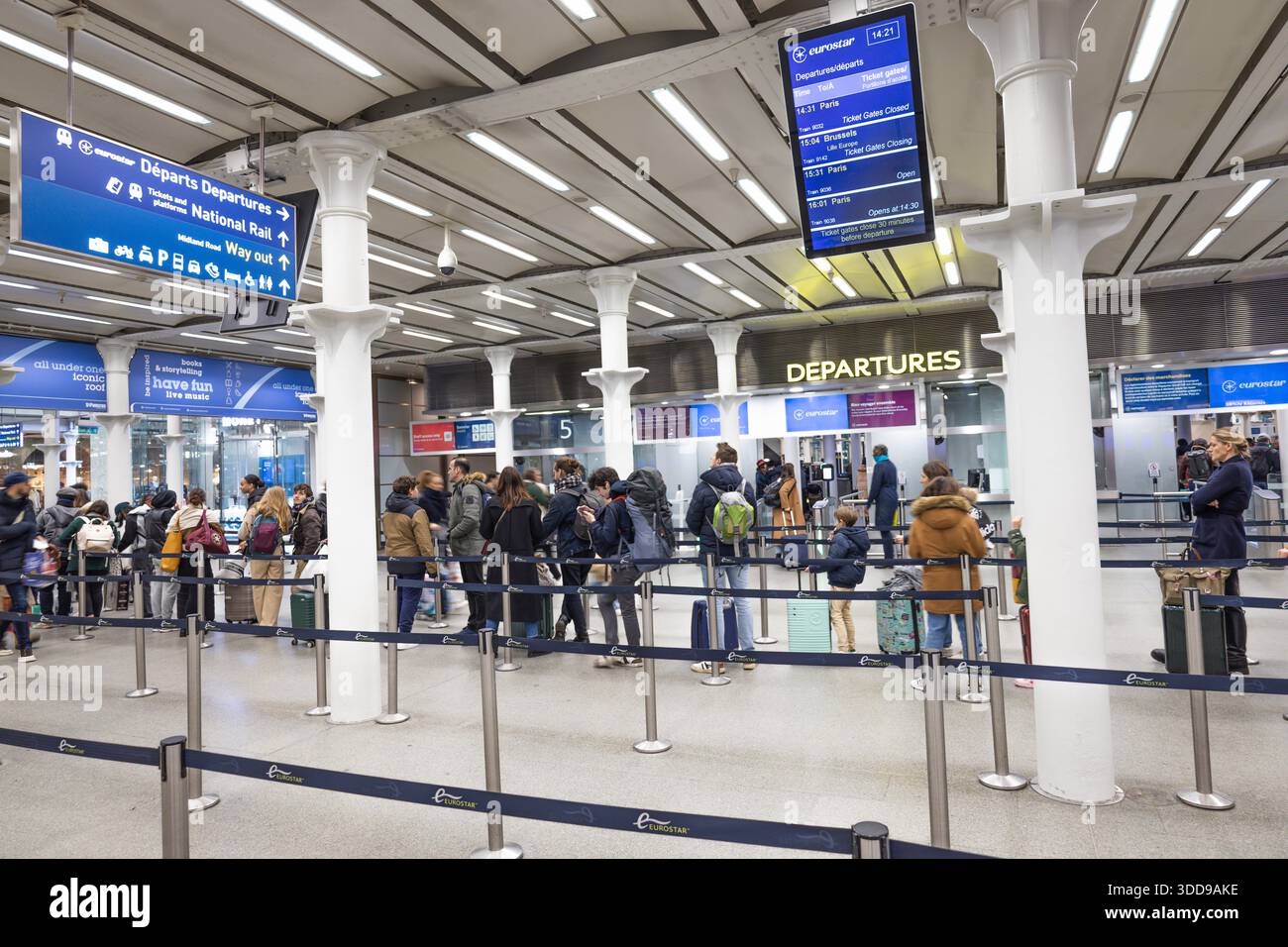 Sala partenze della stazione ferroviaria di Londra affollata con folle in coda. Londra, Regno Unito, 25 febbraio 2024 Foto Stock