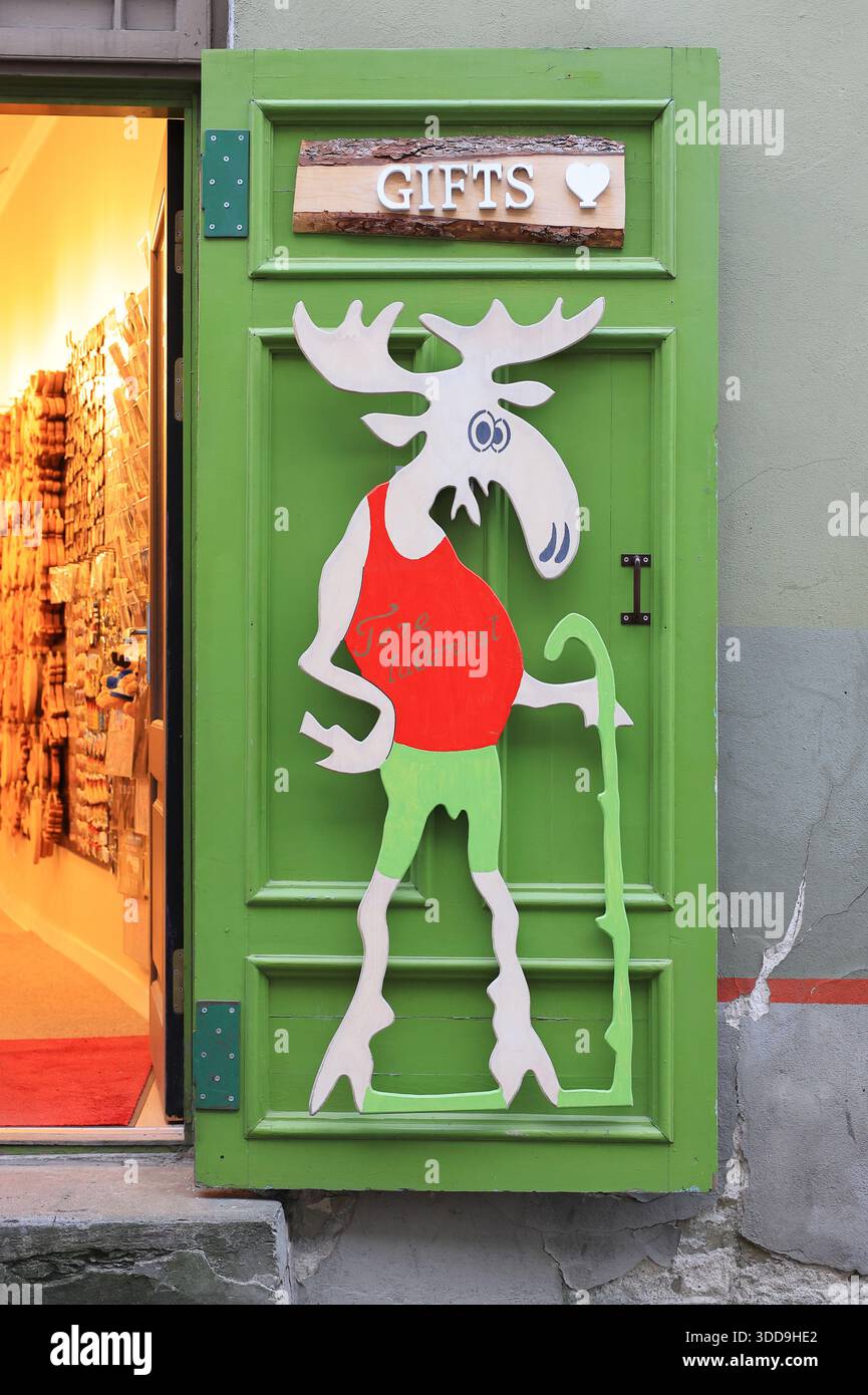 Negozi e caffetterie a vene vicino alla città Vecchia di Tallinn, nel quartiere Latino, Estonia. Foto Stock