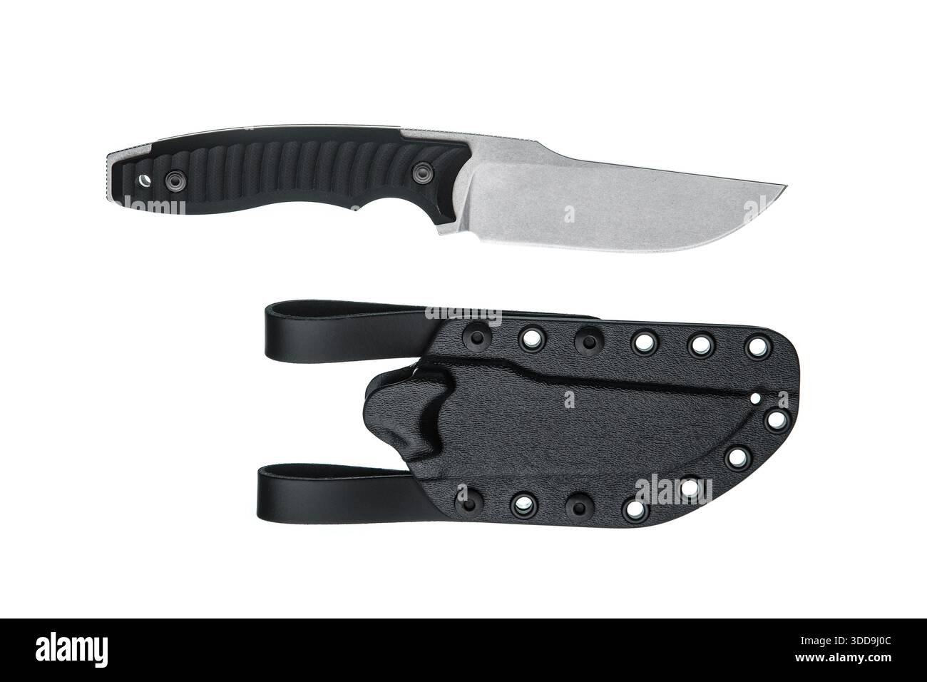 Coltello tattico a lama fissa e guaina in Kydex nera con passanti per cintura in pelle su sfondo bianco. Foto Stock