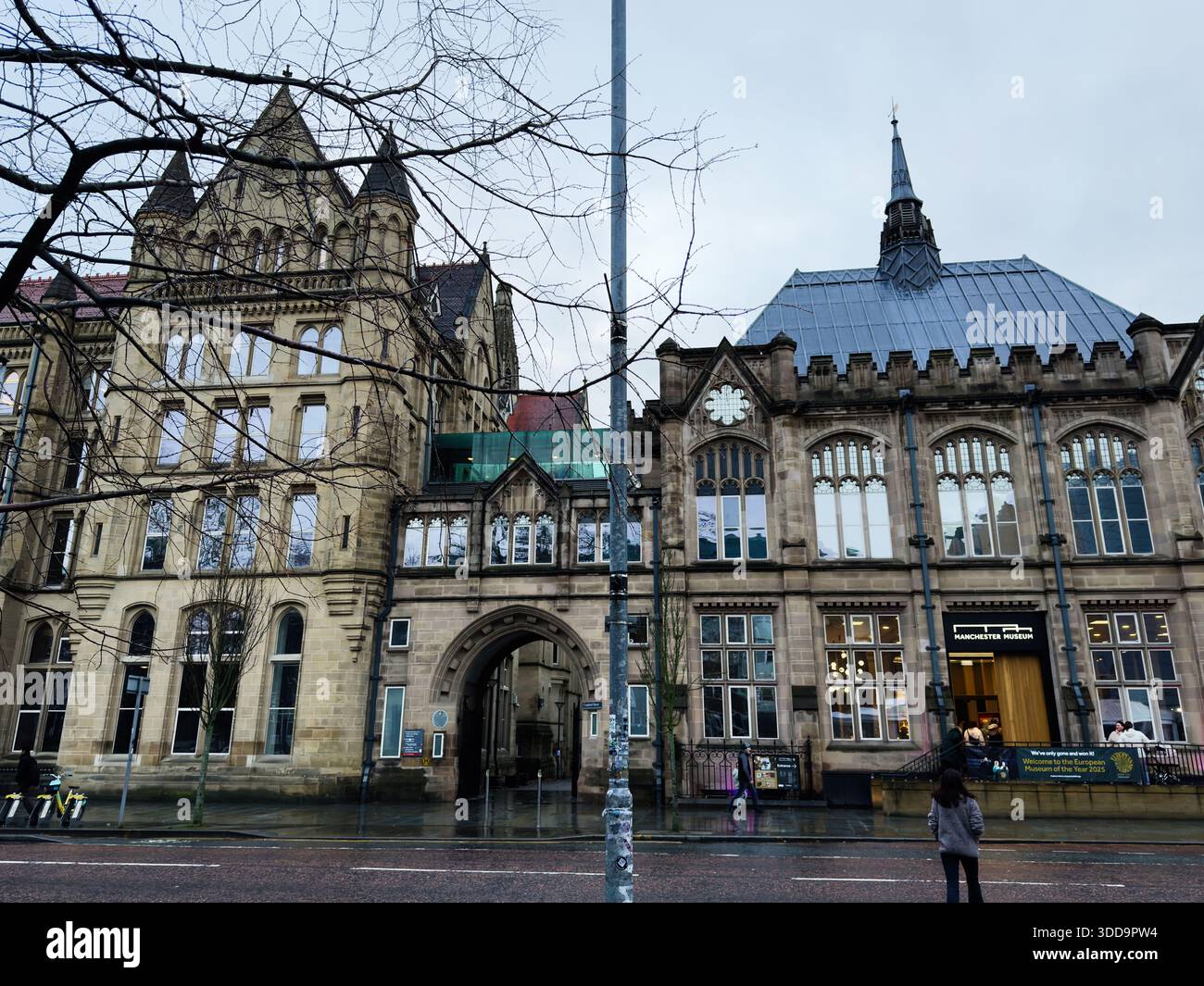 Manchester, Regno Unito - 06 dicembre 2025: L'architettura storica di Manchester nel centro della città presenta un ingresso ad arco e una facciata in pietra. Foto Stock