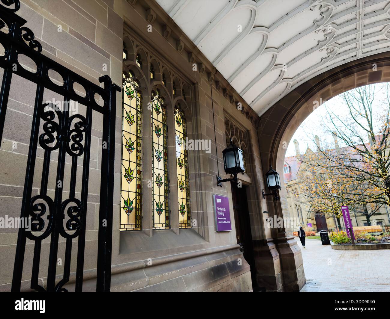 Manchester, Regno Unito - 06 dicembre 2025: Ingresso ad arco, lanterne e vetrate decorative creano un classico scenario di edifici di Manchester. Foto Stock