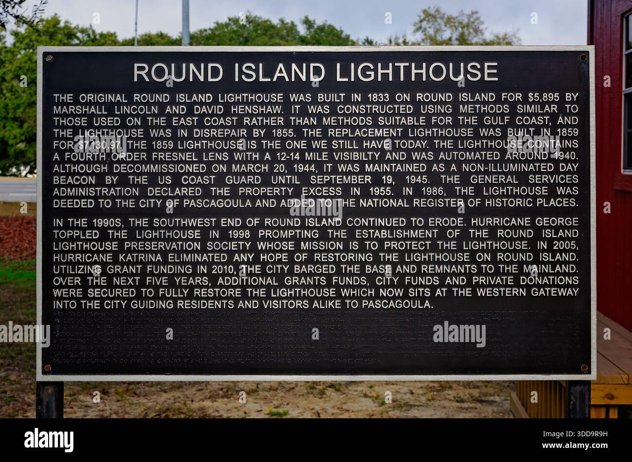 Pascagoula, Mississippi, Stati Uniti - 27 dicembre 2025: Un indicatore storico racconta la storia del faro di Round Island a Pascagoula, Mississippi. Foto Stock