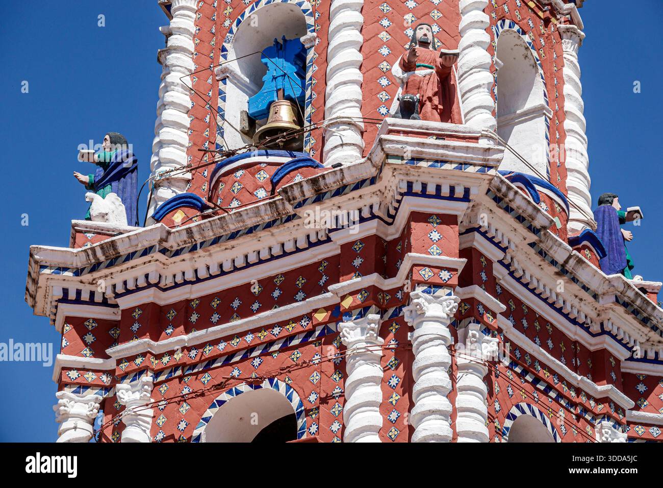 Puebla Mexico, San Andres Cholula, Templo de Santa Maria Tonantzintla, chiesa cattolica di Santa Maria, dettagli del campanile, colonne ornate, piastrelle dipinte Foto Stock