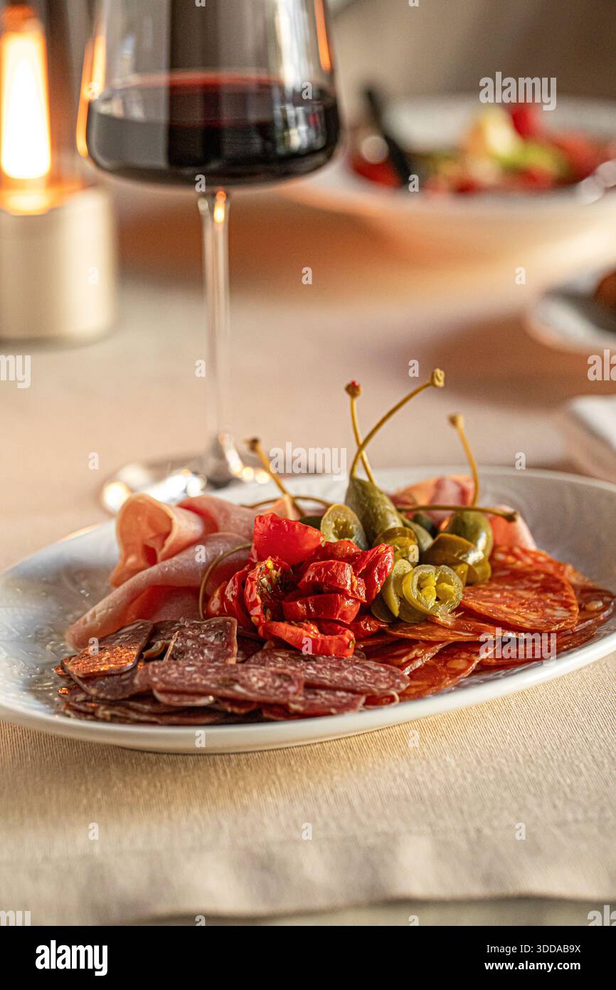 Piatto di salumi assortiti con salsicce Foto Stock