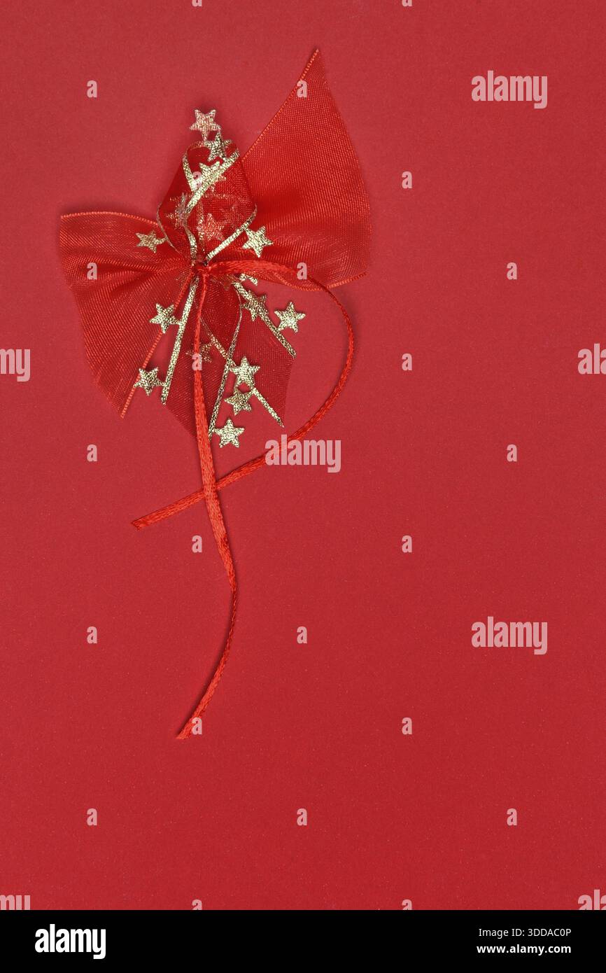 Nastro rosso con decorazioni a stelle, decorazioni natalizie Foto Stock