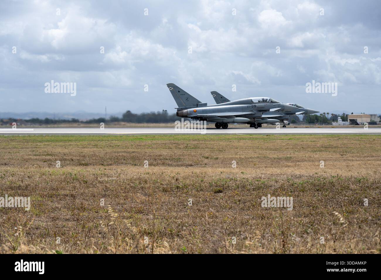 Moron, Spagna - 3 maggio 23: Due caccia Eurofigher Typhoon dell'Aeronautica militare spagnola su un campo d'aviazione pronto per il decollo Foto Stock