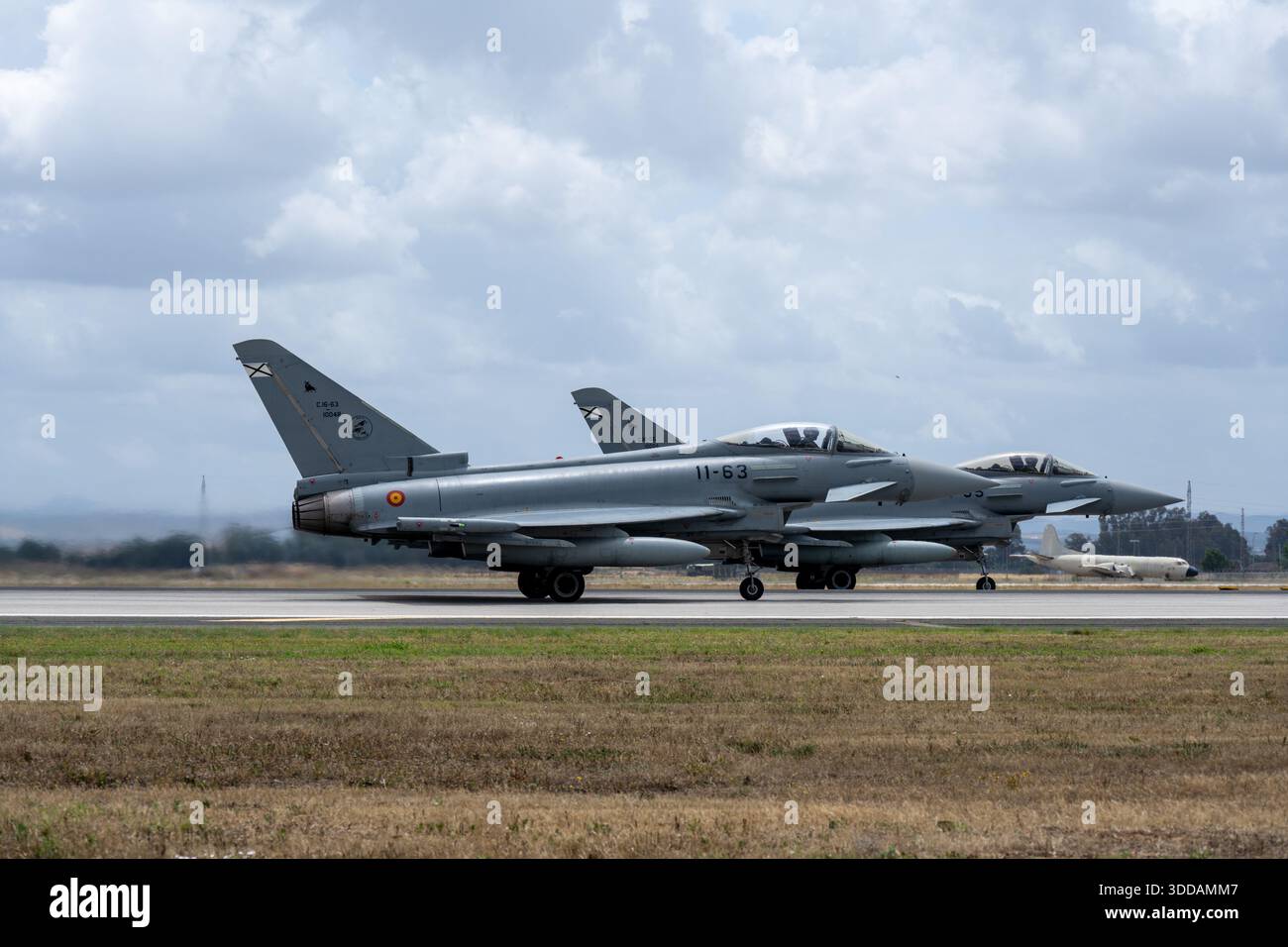 Moron, Spagna - 3 maggio 23: Due caccia Eurofigher Typhoon dell'Aeronautica militare spagnola su un campo d'aviazione pronto per il decollo Foto Stock