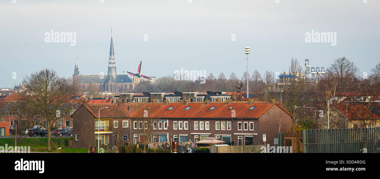 Case olandesi e skyline della città con Sint Janskerk (Chiesa di San Giovanni), punto di riferimento di Gouda Netherlands Foto Stock