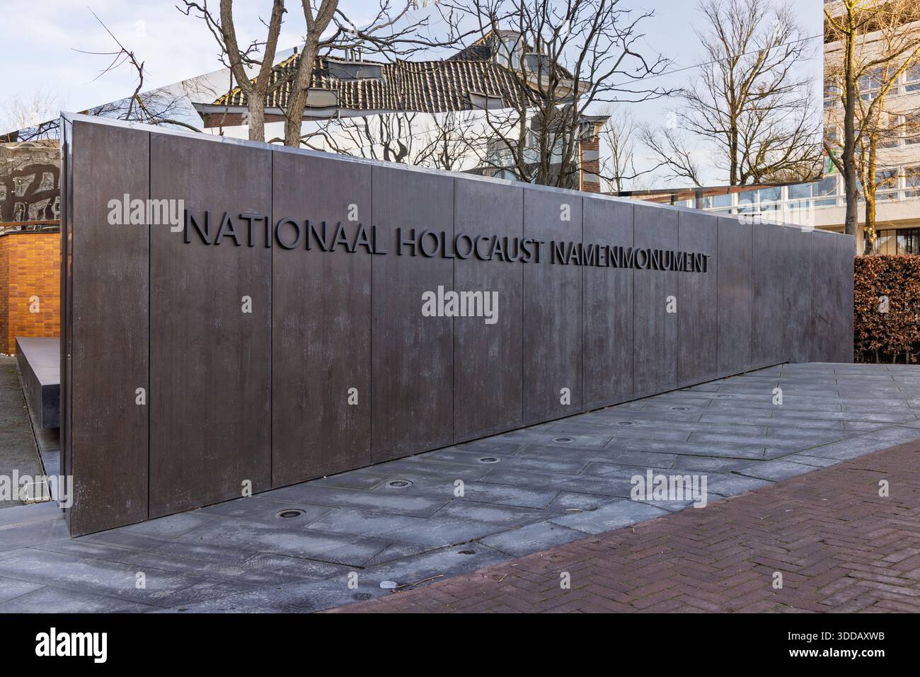 La parete d'ingresso in metallo scuro con il testo "NATIONAAL HOLOCAUST NAMENMONUMENT" presso il sito commemorativo di Amsterdam. Foto Stock