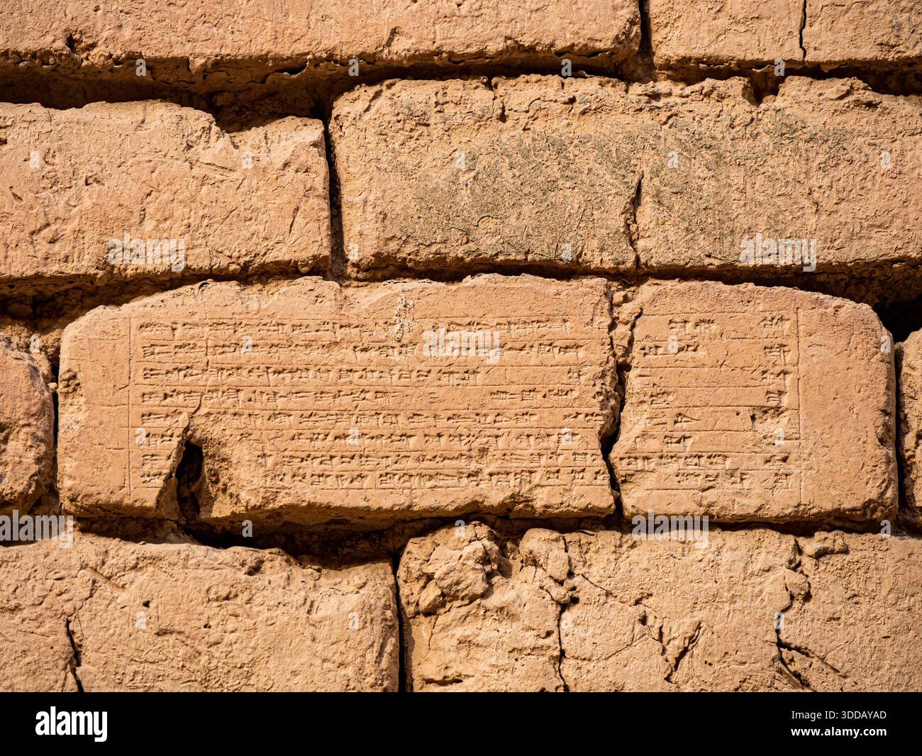 Scrittura cuneiforme su un mattone nell'antica città di Babilonia, Iraq, in un pomeriggio di sole Foto Stock