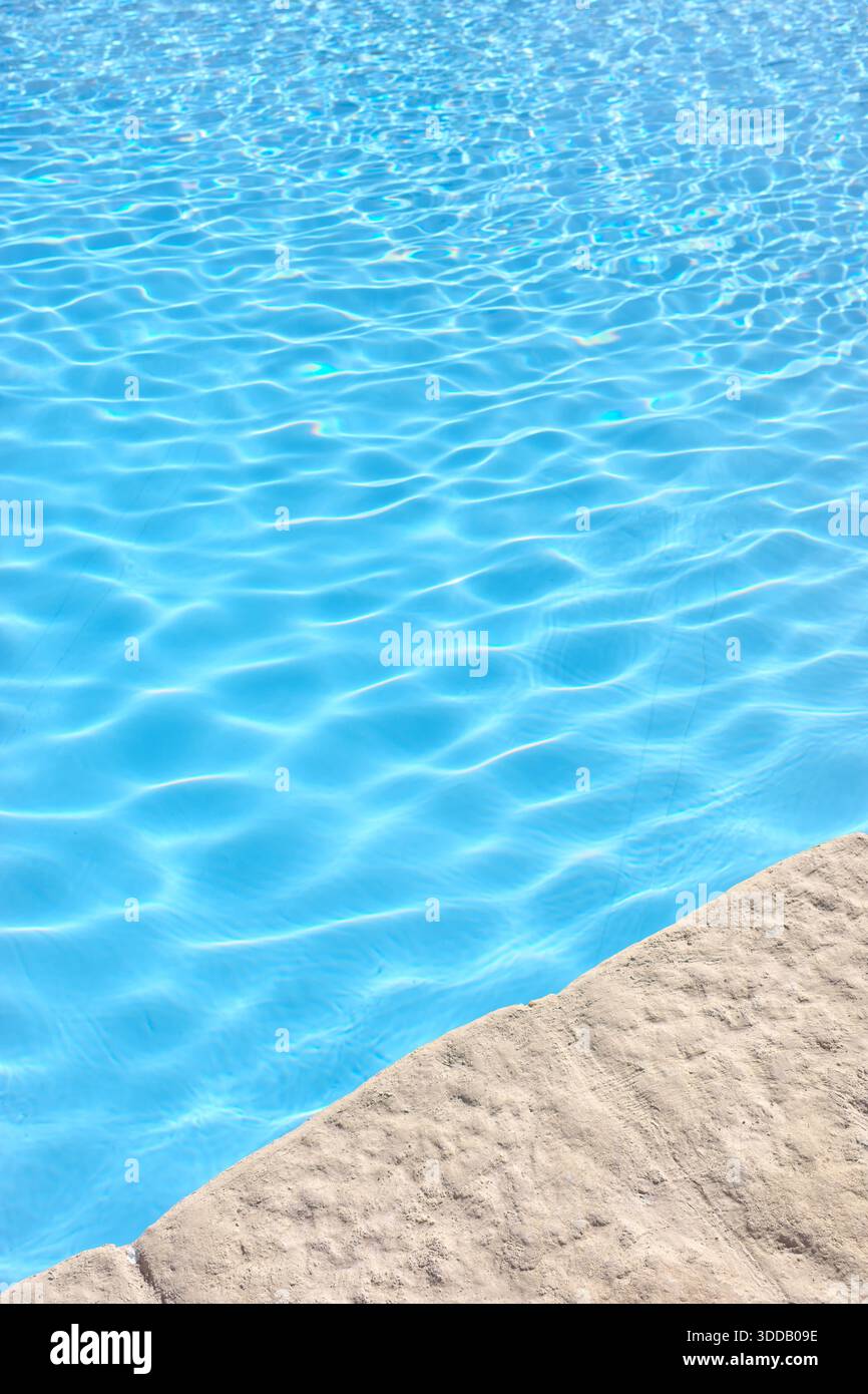 Il bordo di una piscina esterna. Foto Stock