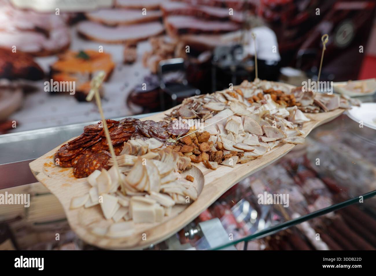 Vari tagli di carne affumicata tradizionali rumeni in esposizione per essere provati dai clienti Foto Stock