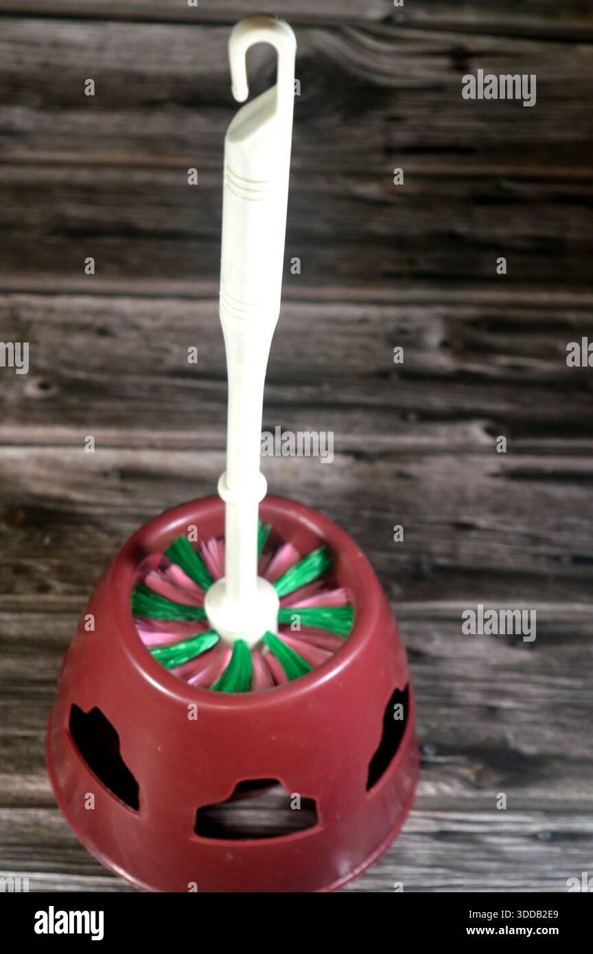 Spazzolino in plastica con supporto, un comune accessorio essenziale per il bagno, progettato per la pulizia di toilette e, a volte, lavandini e vasche da bagno, lo spazzolino Foto Stock