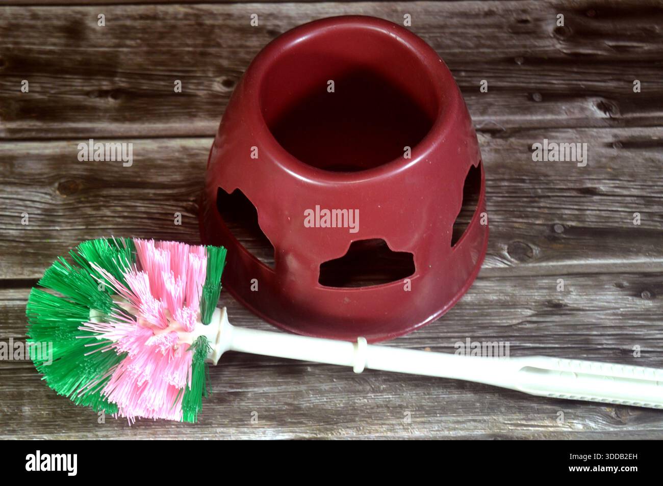 Spazzolino in plastica con supporto, un comune accessorio essenziale per il bagno, progettato per la pulizia di toilette e, a volte, lavandini e vasche da bagno, lo spazzolino Foto Stock