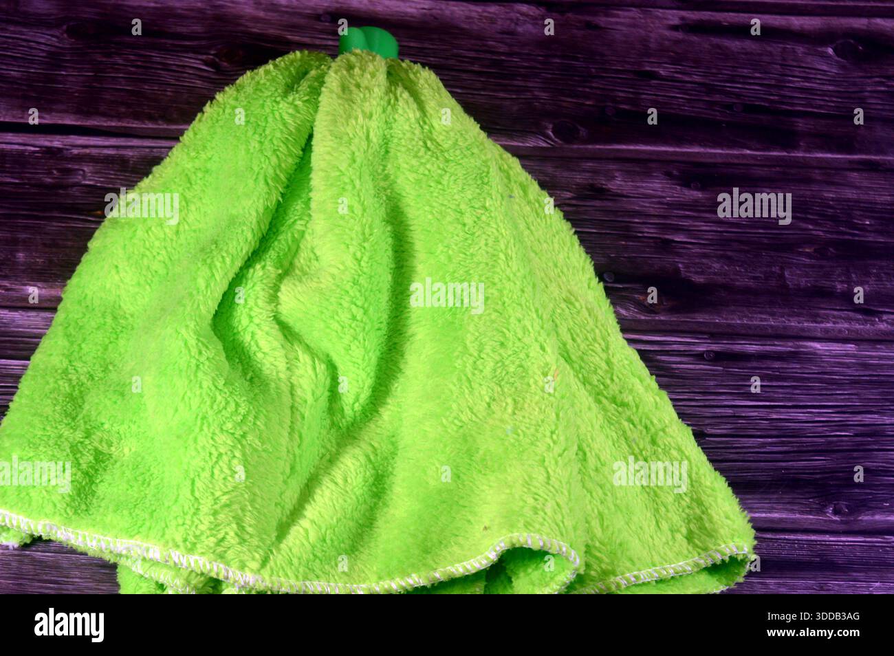 la testina per panno in microfibra è un panno riutilizzabile ad alta efficienza realizzato in fibra sintetica ultra-fine poliestere nylon, progettato per intrappolare e abbronzare Foto Stock