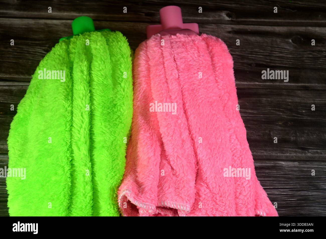 la testina per panno in microfibra è un panno riutilizzabile ad alta efficienza realizzato in fibra sintetica ultra-fine poliestere nylon, progettato per intrappolare e abbronzare Foto Stock