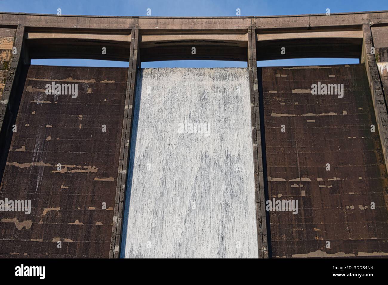 Cascata d'acqua sopra Baitings Dam, Ripponden, West Yorkshire Foto Stock
