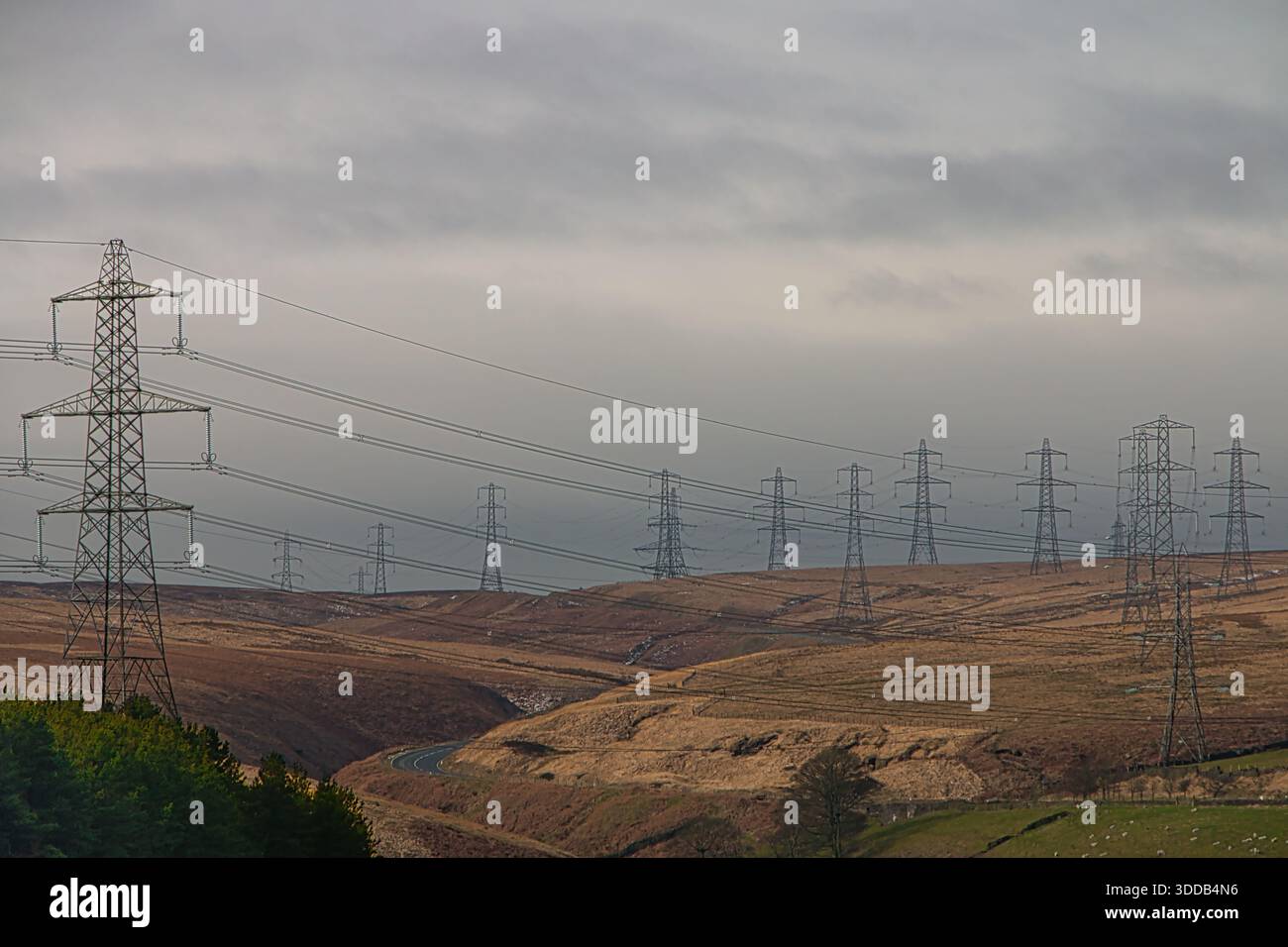 Linee elettriche accanto alla diga di Baitings, Ripponden, West Yorkshire Foto Stock