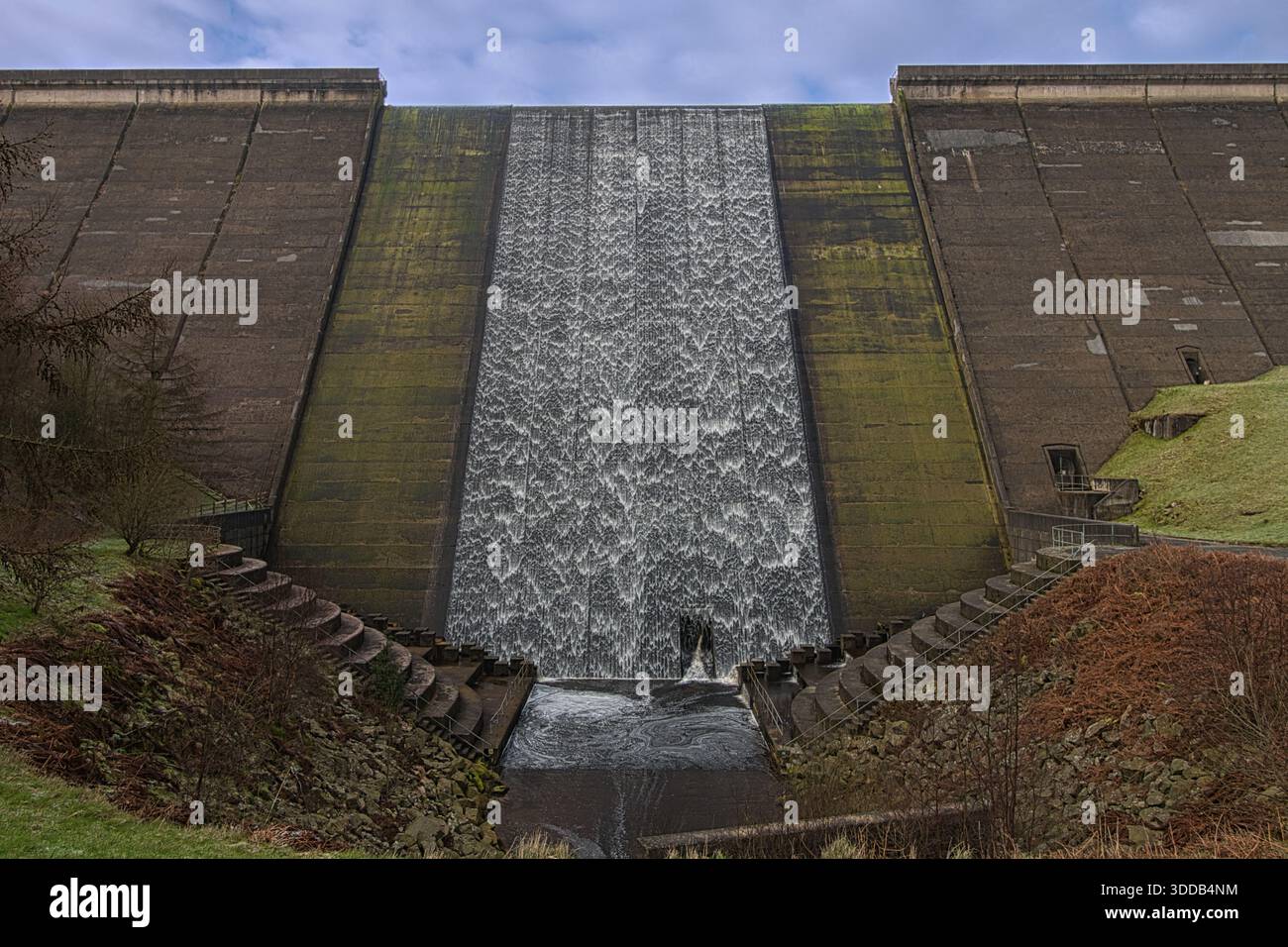Water Cascading Down Spillway of Booth Wood Dam, West Yorkshire, Regno Unito Foto Stock