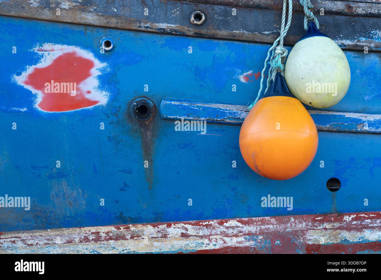 Primo piano di un peschereccio nel porto di St Abbs, Scozia, Regno Unito Foto Stock