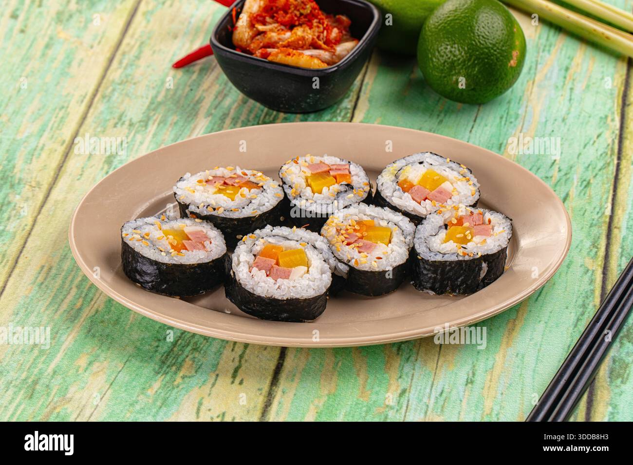 Kimbap di involtini fatti in casa con alghe nori, salsicce e verdure Foto Stock