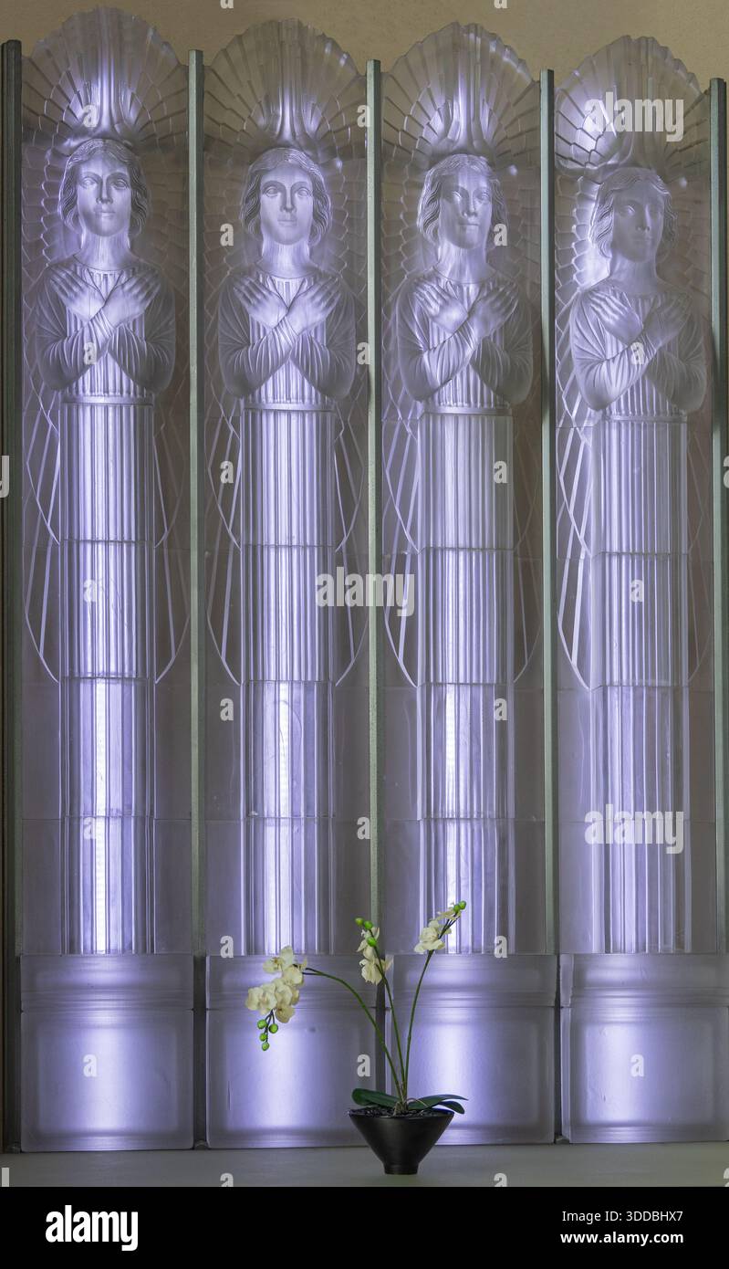 Chiesa di vetro di St Matthews, con opere in vetro di Rene Lalique, Millbrook, St Lawrence, Jersey. In memoria del i Lord Trent di Nottingham Foto Stock