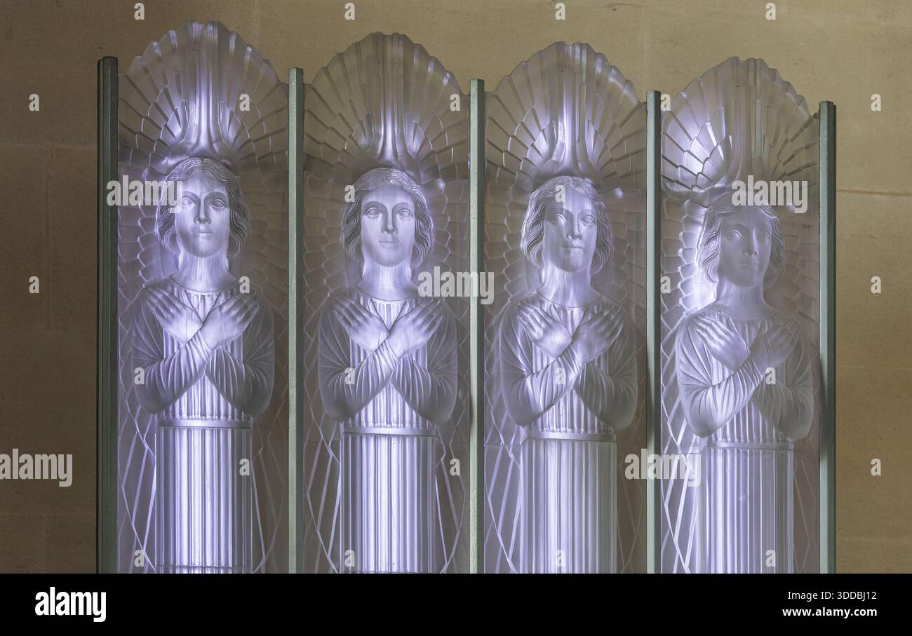 Chiesa di vetro di St Matthews, con opere in vetro di Rene Lalique, Millbrook, St Lawrence, Jersey. In memoria del i Lord Trent di Nottingham Foto Stock