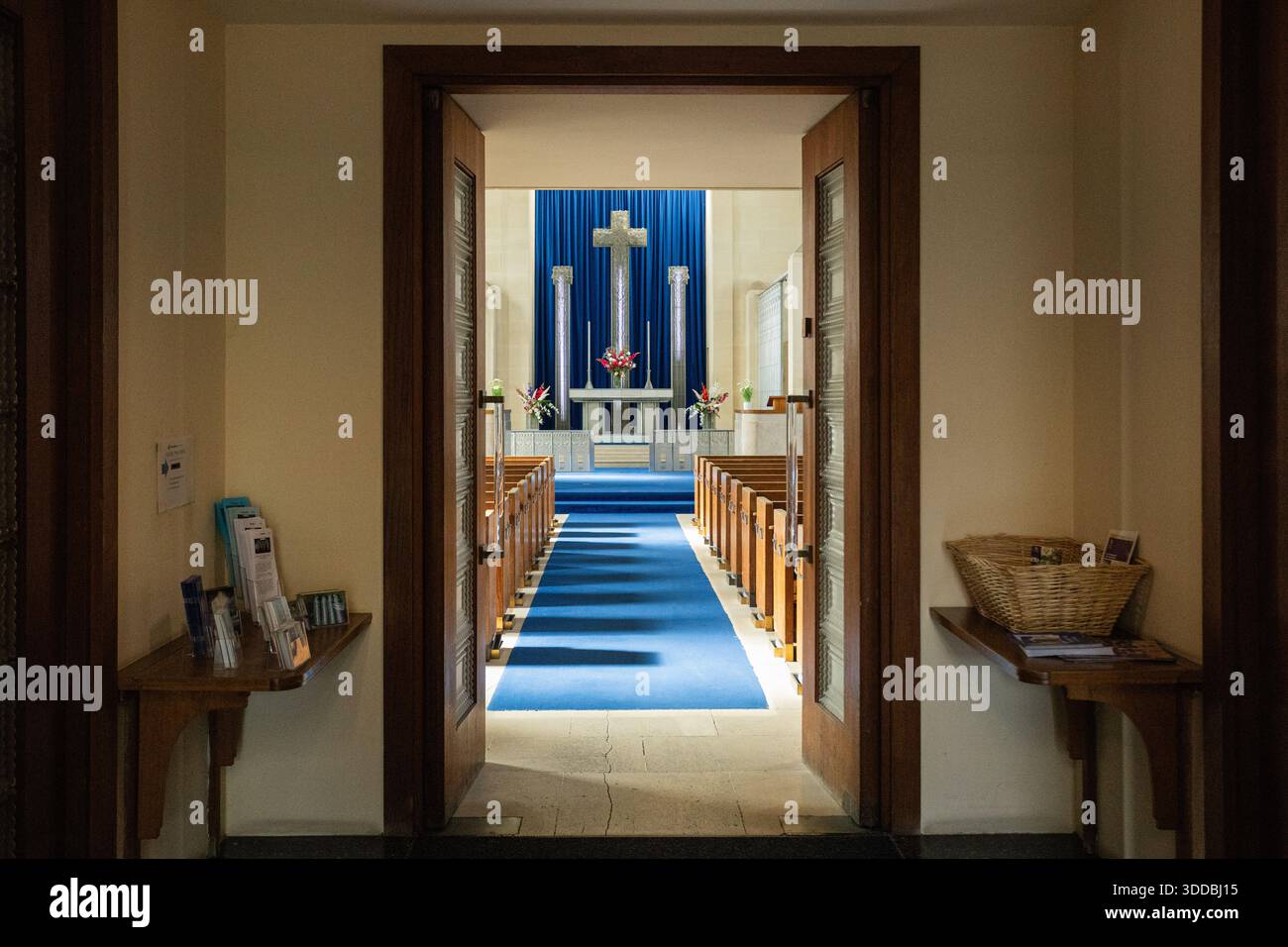 Chiesa di vetro di St Matthews, con opere in vetro di Rene Lalique, Millbrook, St Lawrence, Jersey. In memoria del i Lord Trent di Nottingham Foto Stock