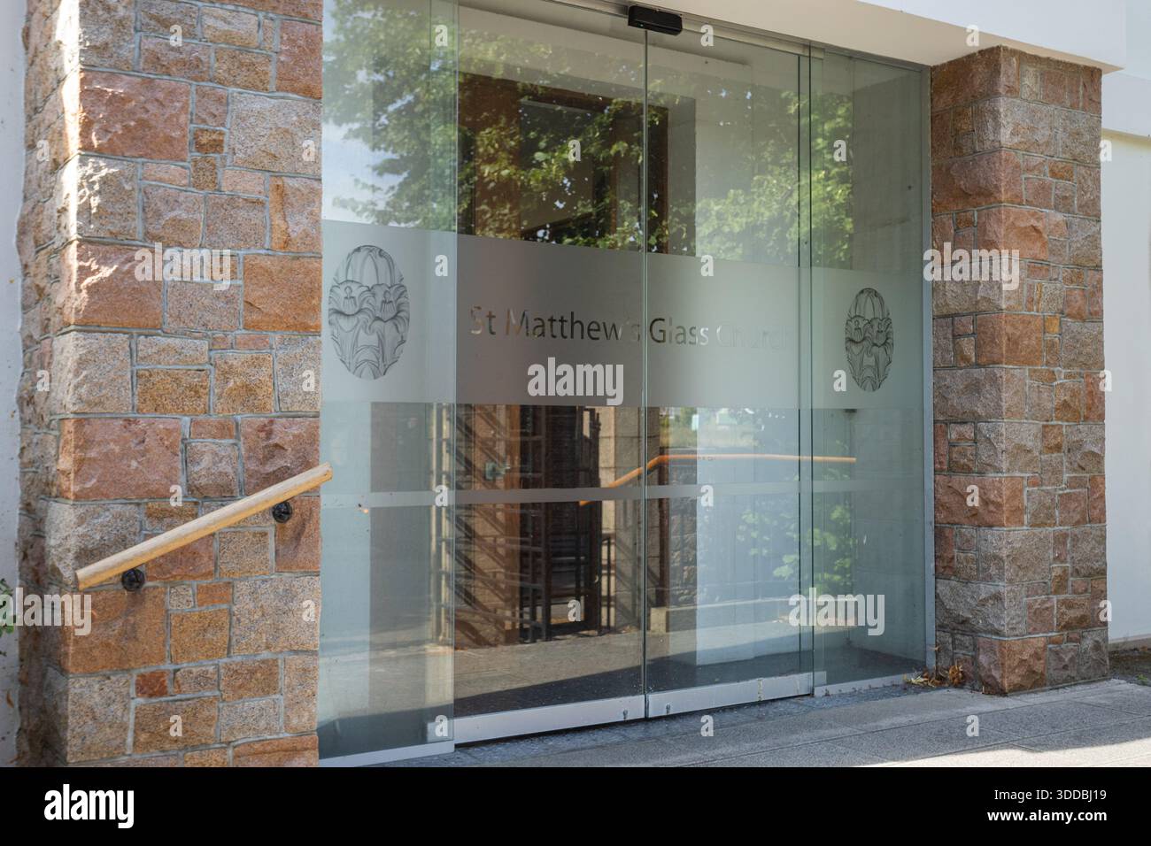 Chiesa di vetro di St Matthews, con opere in vetro di Rene Lalique, Millbrook, St Lawrence, Jersey. In memoria del i Lord Trent di Nottingham Foto Stock