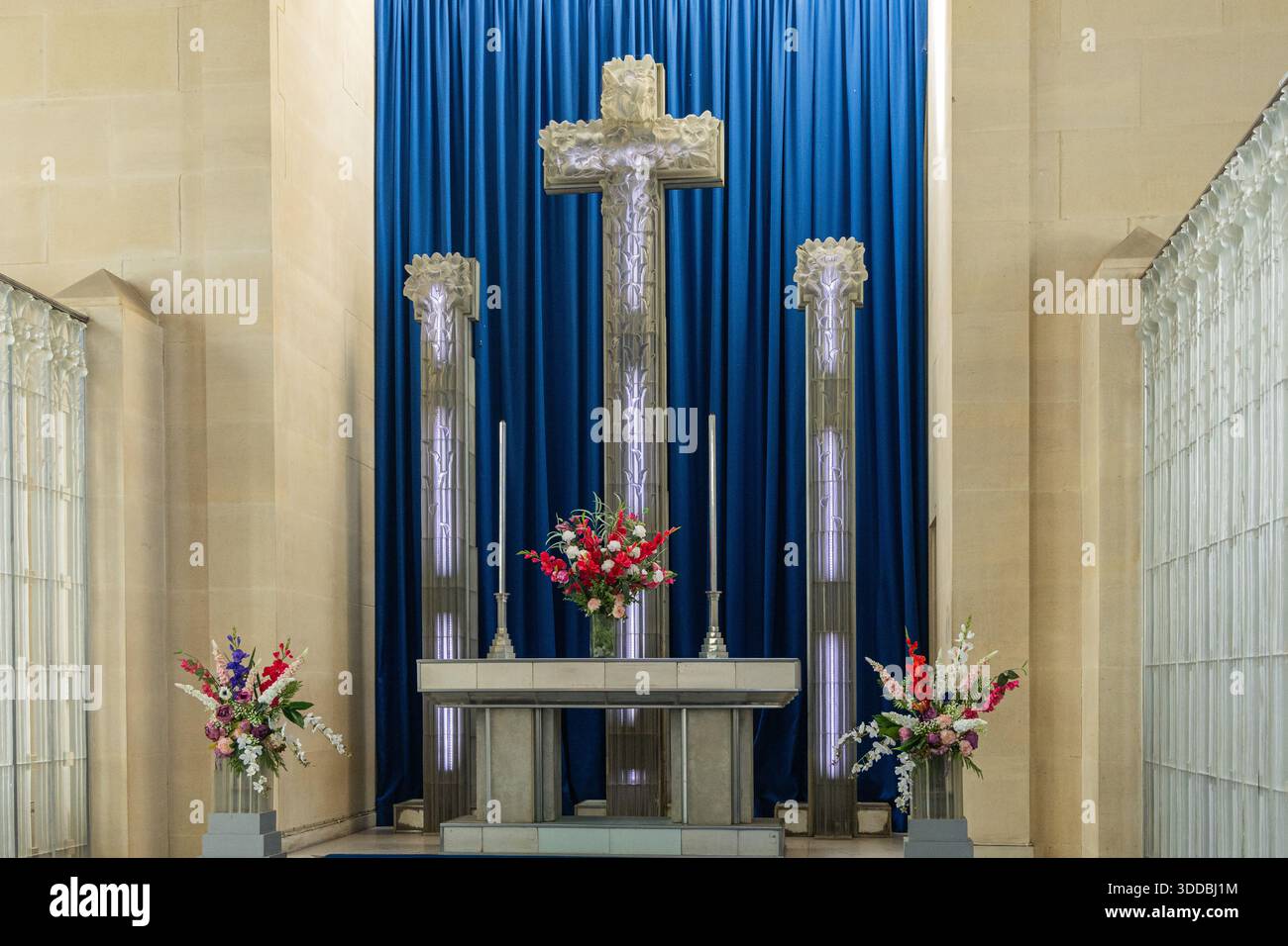 Chiesa di vetro di St Matthews, con opere in vetro di Rene Lalique, Millbrook, St Lawrence, Jersey. In memoria del i Lord Trent di Nottingham Foto Stock