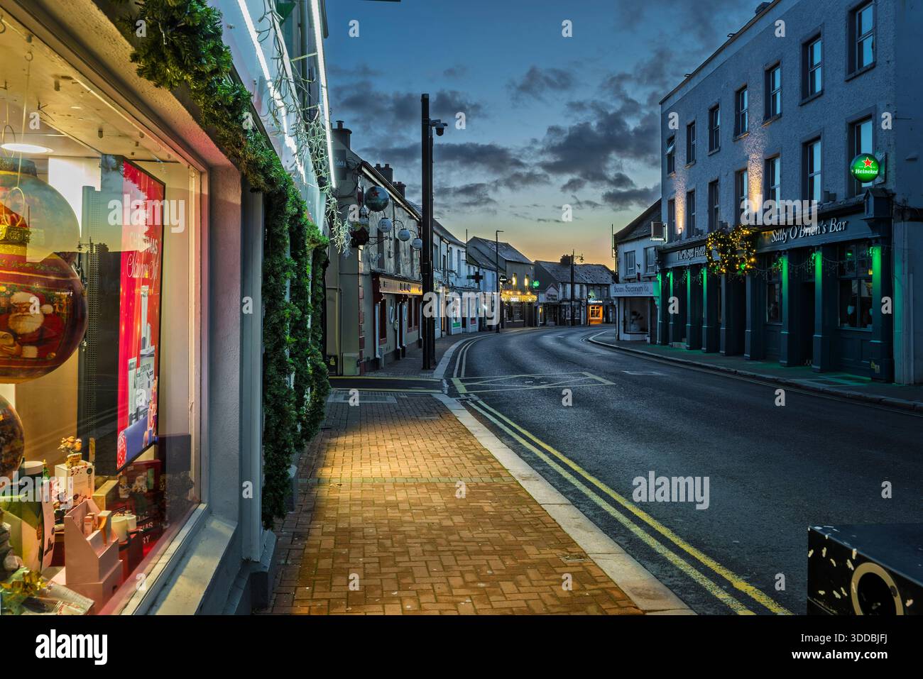 Tranquilla Arklow Street con luci natalizie, ghirlande e bagliore mattutino sugli edifici storici. Foto Stock