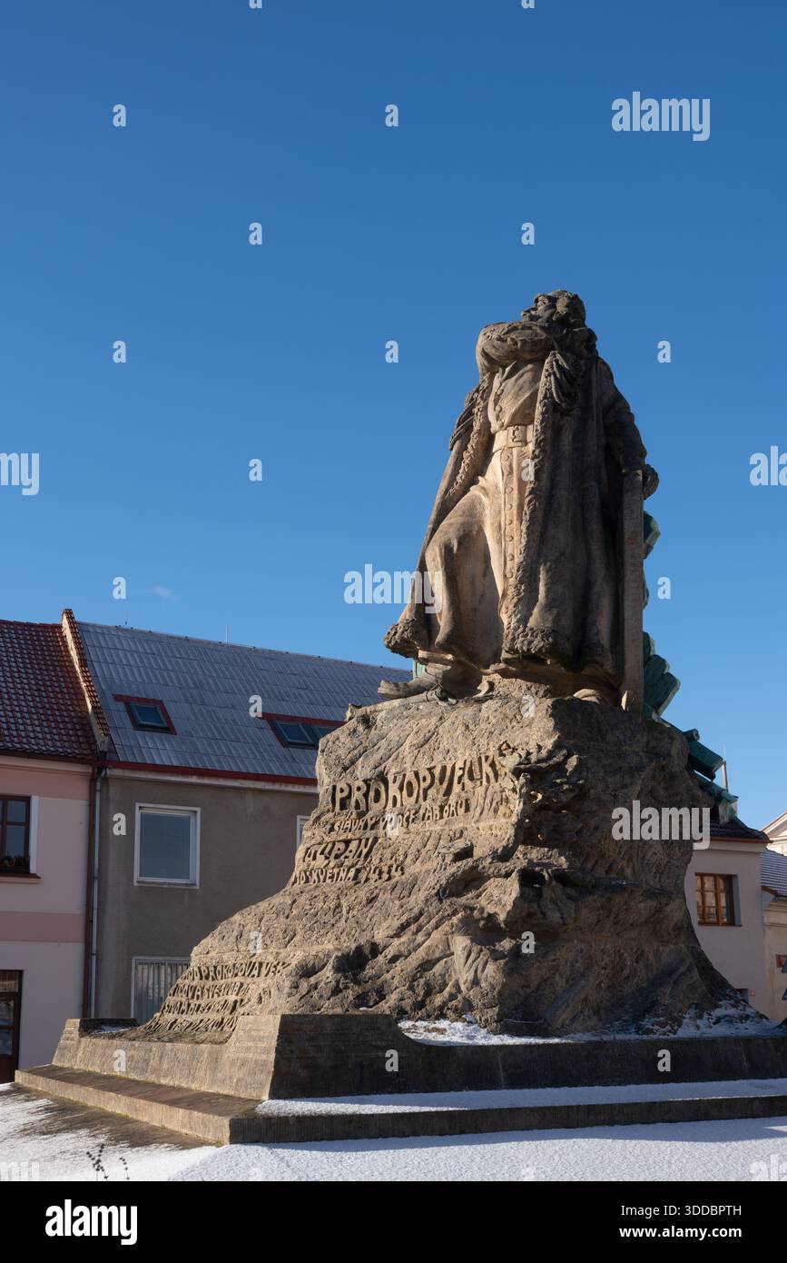 Statua del generale ussita ceco Prokop il grande (Prokop il Calvo) nella piazza della città di Český Brod, Boemia centrale. Creato nel 1910 da Karel Opatrný. Foto Stock
