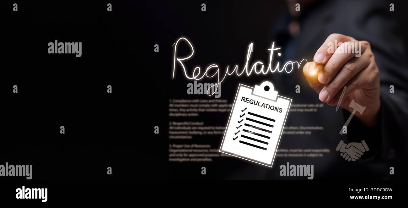 normativa aziendale e concetto di conformità. Uomo con stilo, testo scritto a mano e lista di controllo approvata. Governance giuridica, applicazione delle politiche, Foto Stock