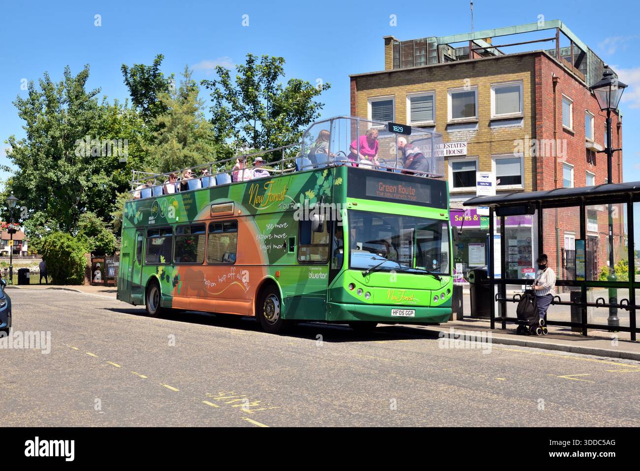 Bluestar 1829 (HF05 GGP), una Volvo B7TL con carrozzeria East Lancs Myllennium Vyking, raccoglie passeggeri a Hythe, Hampshire. Il veicolo sta funzionando Foto Stock