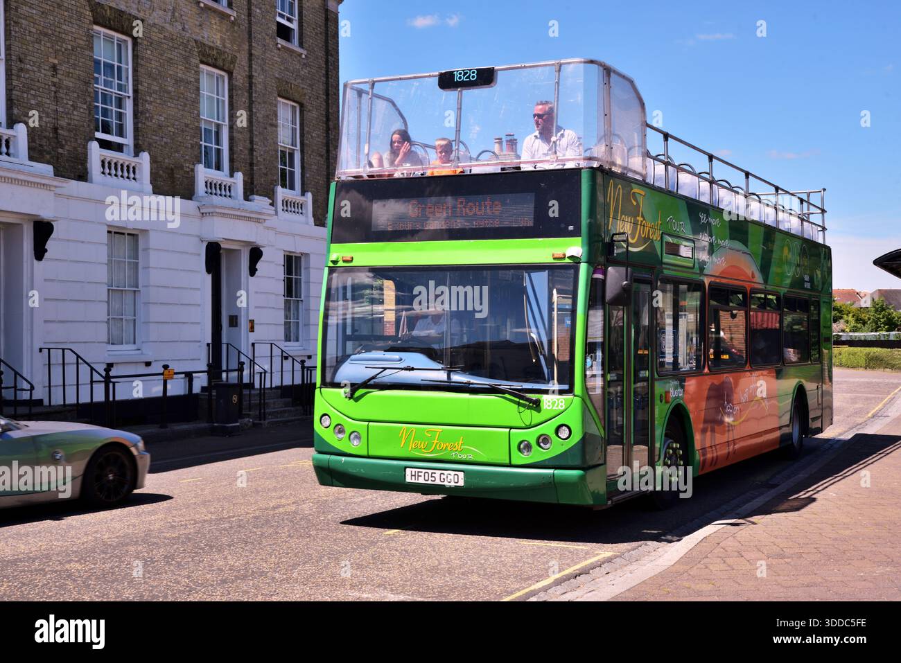 Bluestar 1828 (HF05 GGO), una Volvo B7TL con carrozzeria East Lancs Myllennium Vyking, raccoglie passeggeri a Hythe, Hampshire. Il veicolo sta funzionando Foto Stock