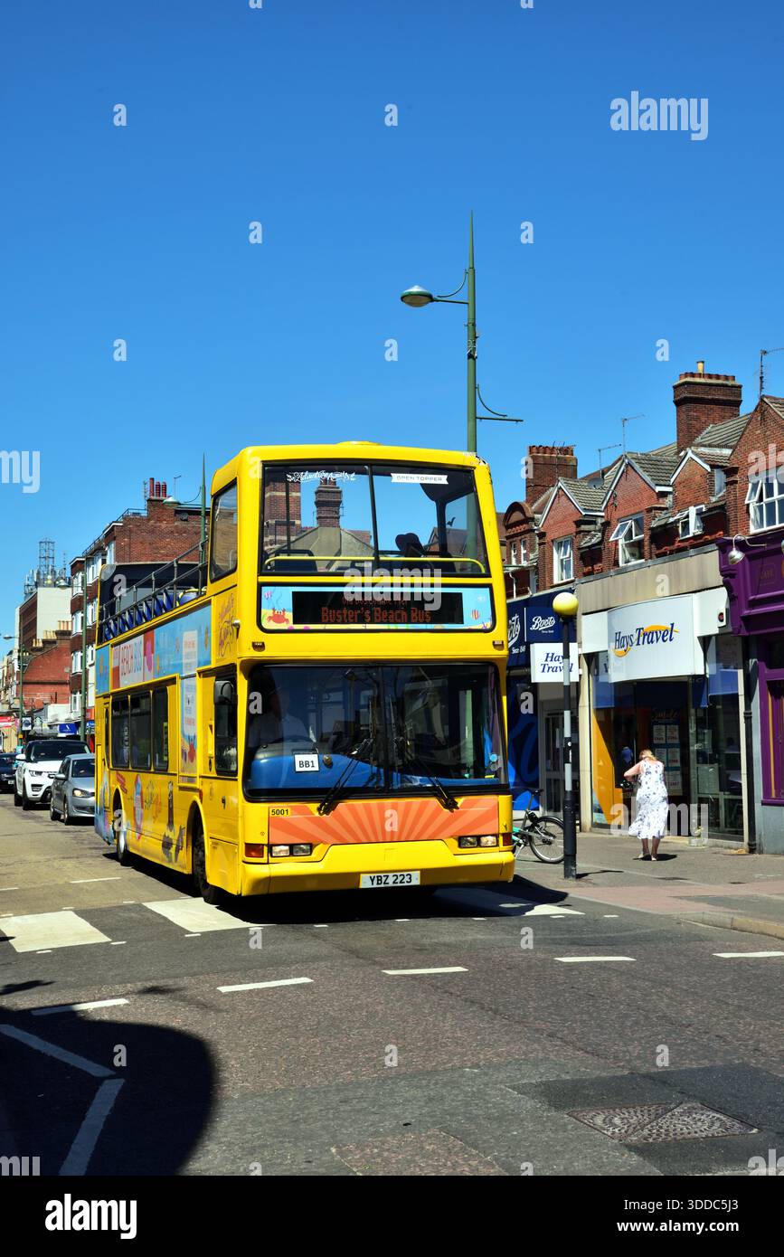 Yellow Buses 5001 (YBZ 223), una Volvo B7TL con carrozzeria East Lancs Myllennium Vyking, si trova a Poole Road, Bournemouth, che lavora su un Buster's Beach Bus Foto Stock